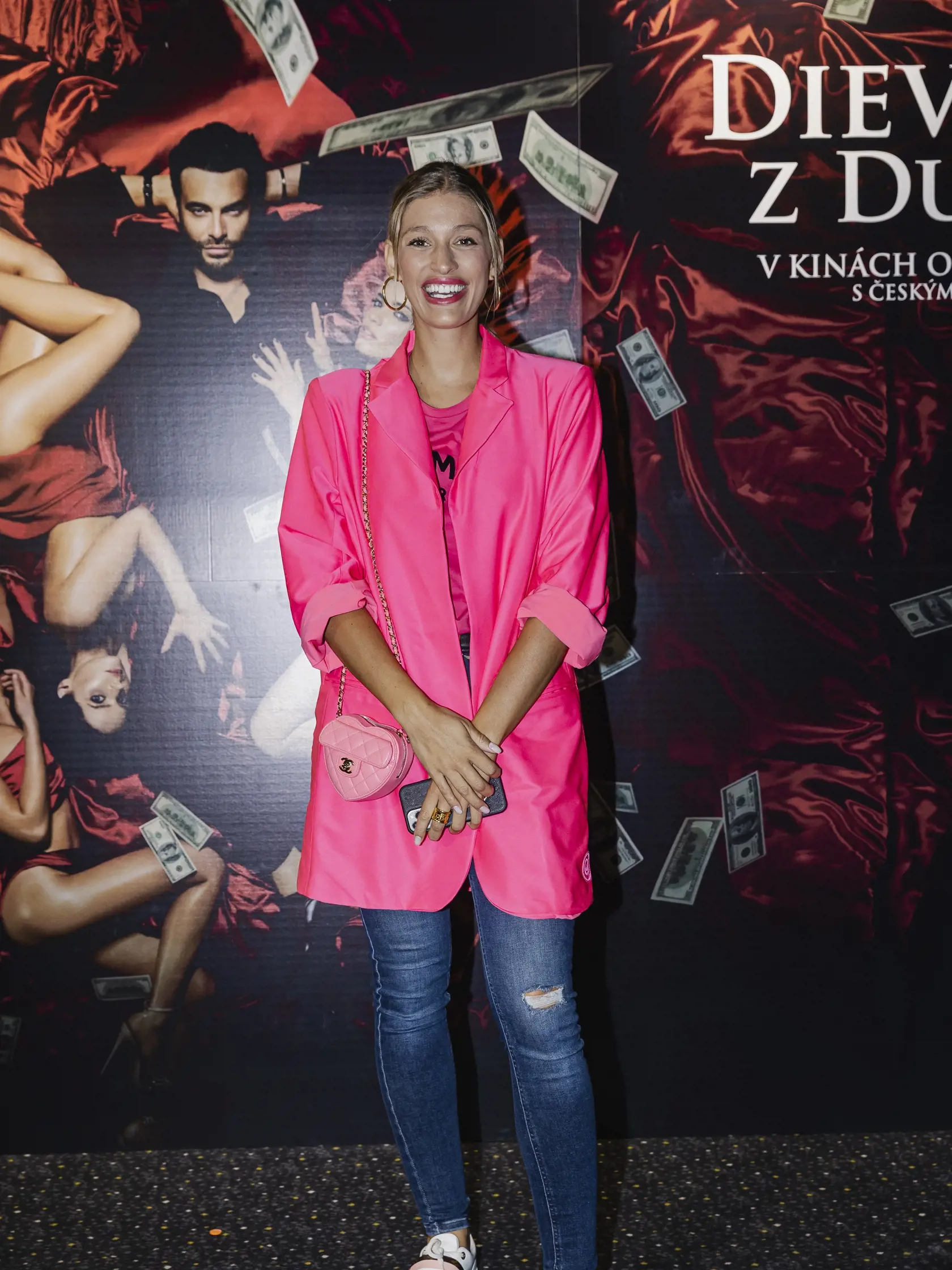 Na snímke Jasmina Alagič Vrbovská prichádza na premiéru filmu Dievčatá z Dubaja, ktorá sa konala v bratislavskom nákupnom centre Bory Mall.