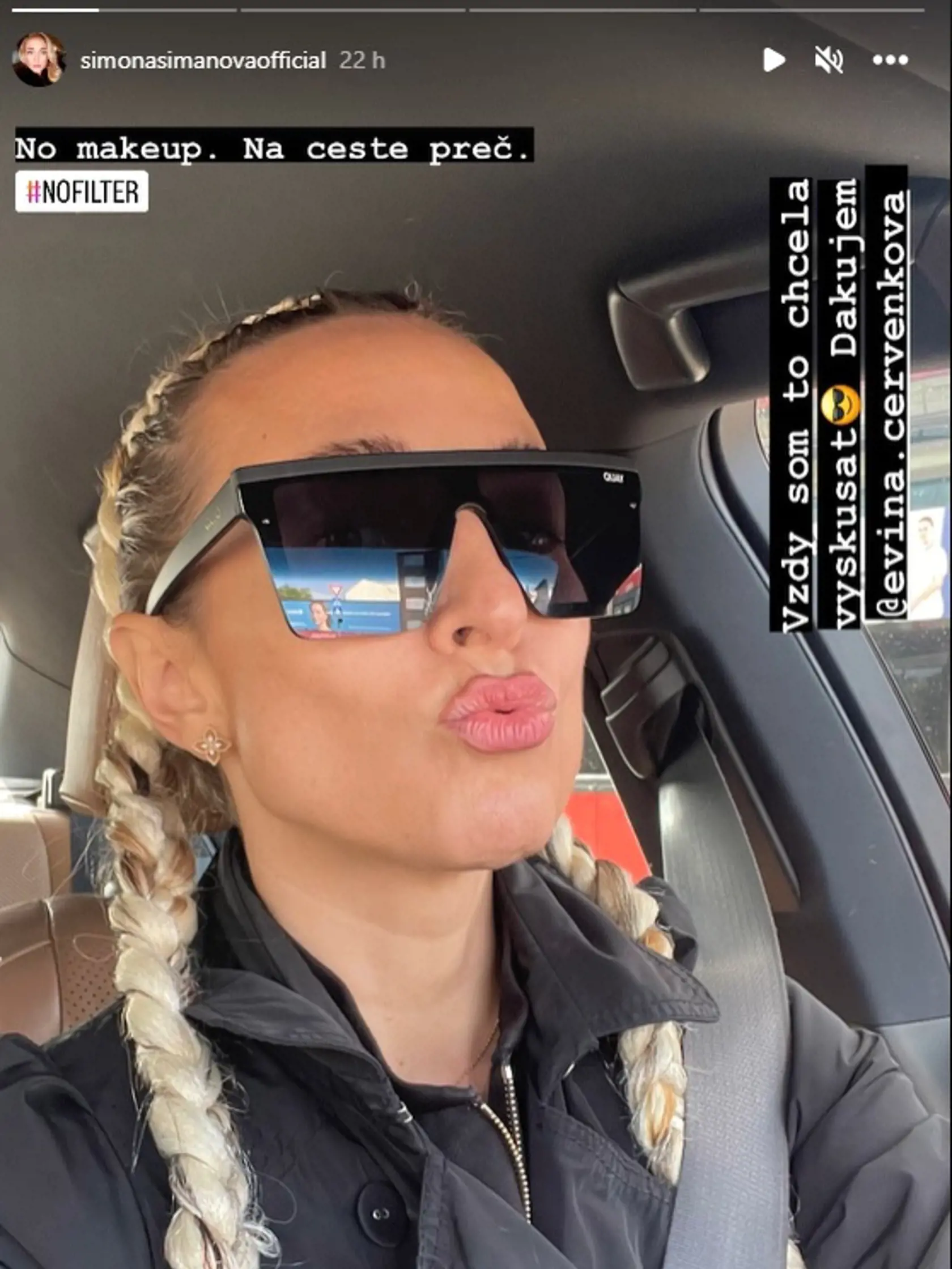Moderátorka RTVS Simona Simanová zmenila imidž. "Vždy som si to chcela vyskúšať. A musím povedať, že sa mi to fakt páči. Copy," napísala Simanová na instagrame.