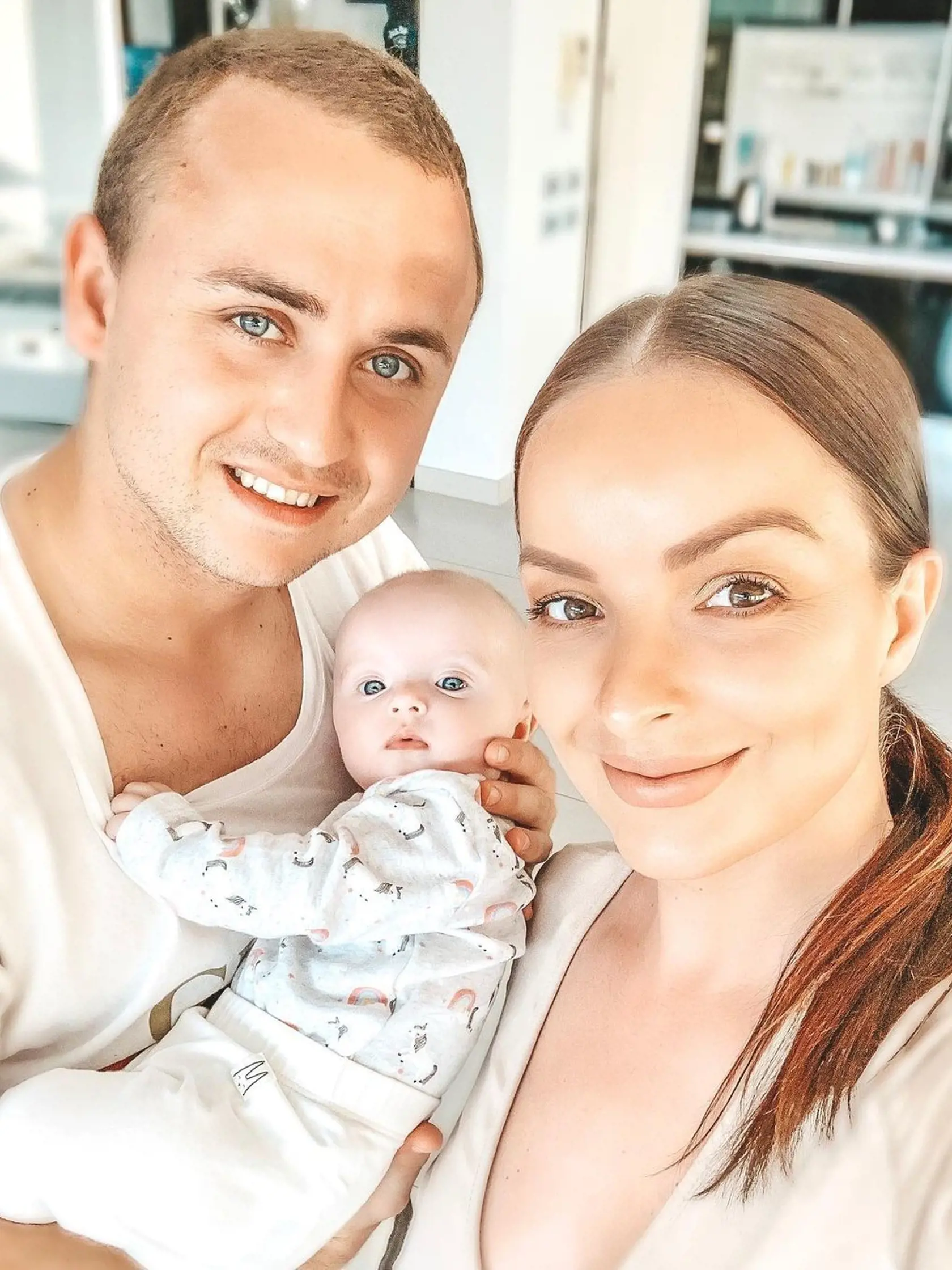 Predtým ale boli šťastnou rodinkou. Cestovali so Stanom po svete kvôli futbalu a Daniela tam musela zniesť plesne a nefungujúce kúrenie v byte. Teraz má doma iný luxus.
