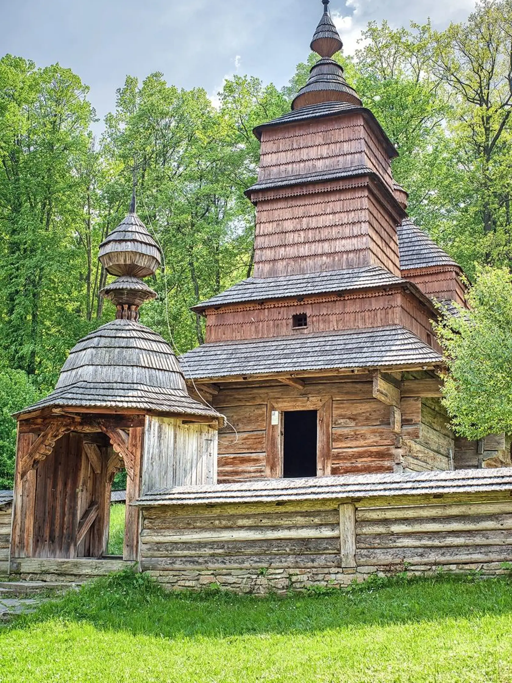 Ortodoxný drevený kostol Sv.Mikuláša stojí v skanzene.