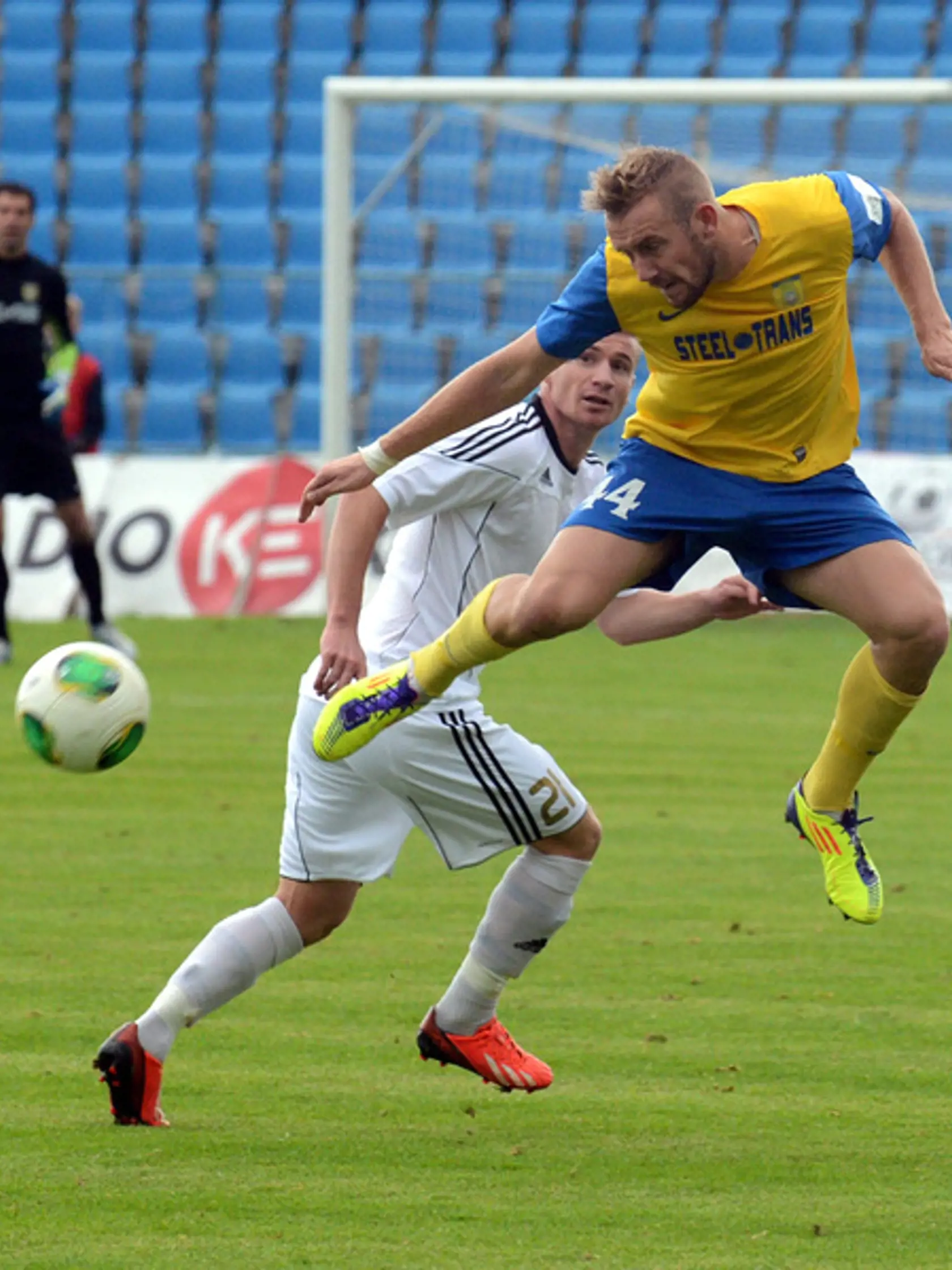 Juraj Hovančík (vpravo) predskočil Murisa Mesanoviča.