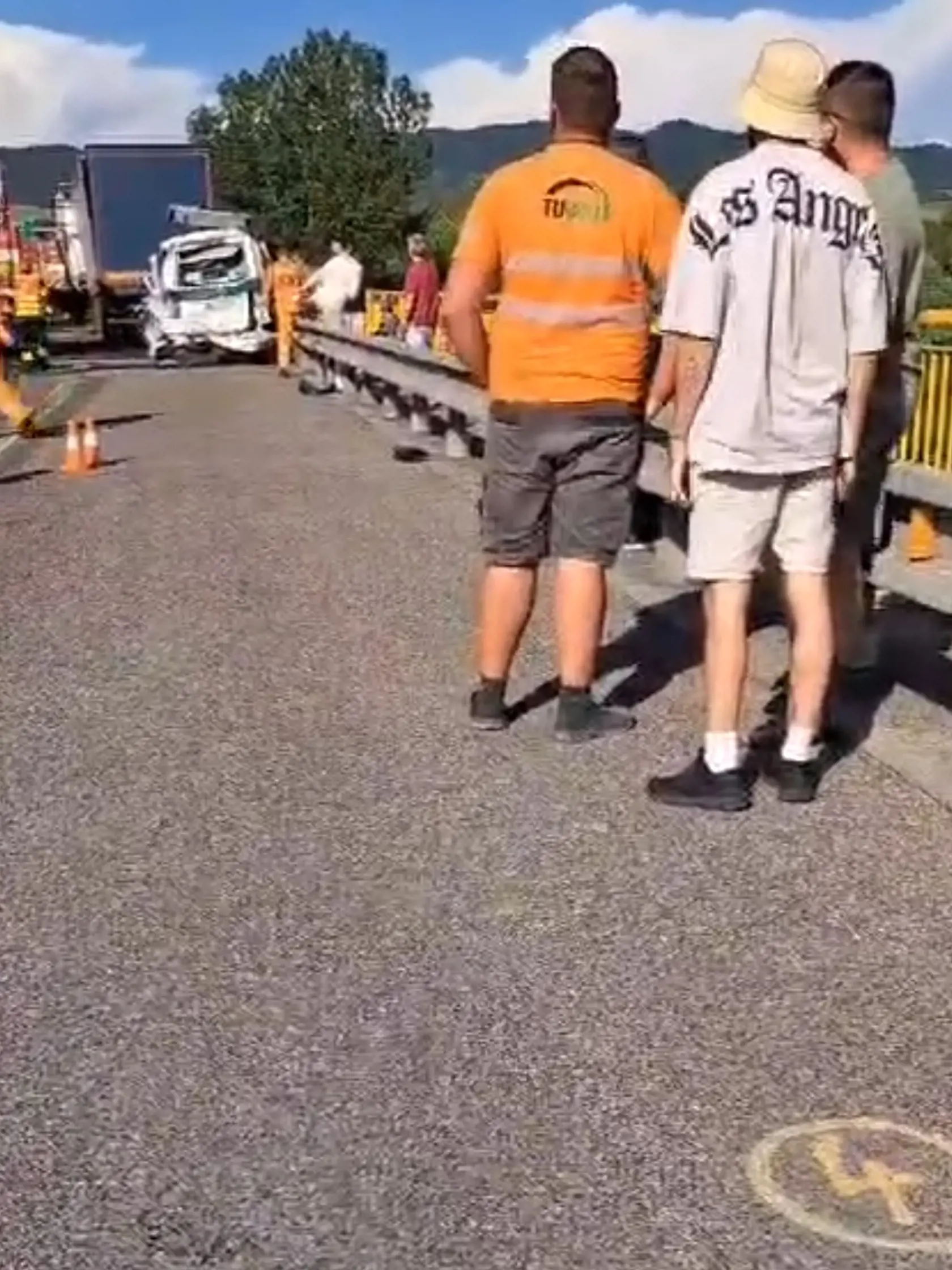 Na diaľnici pristál aj vrtuľník. Kamión podľa svedka vrazil do policajného auta aj do hasičov.