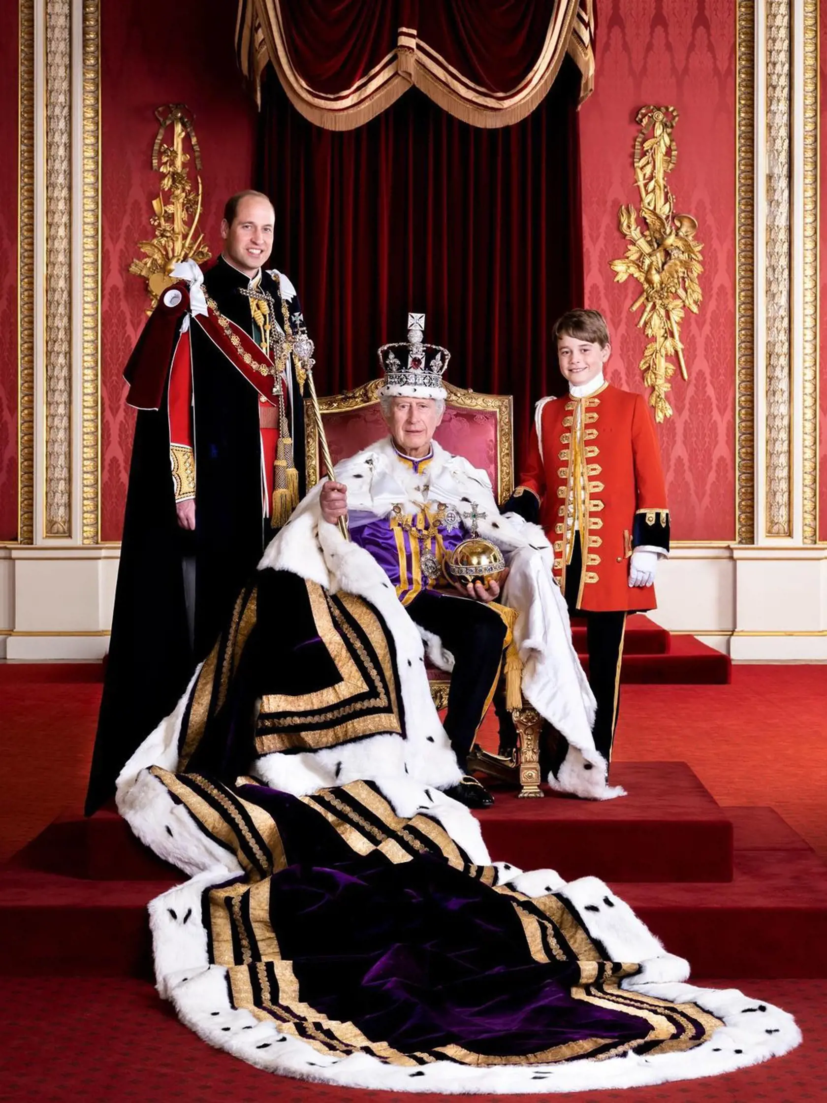 Britský kráľ Karol III. si pri príležitosti svojej nedávnej korunovácie nechal vyhotoviť nový portrét, na ktorom je zachytený so svojimi dvoma dedičmi.