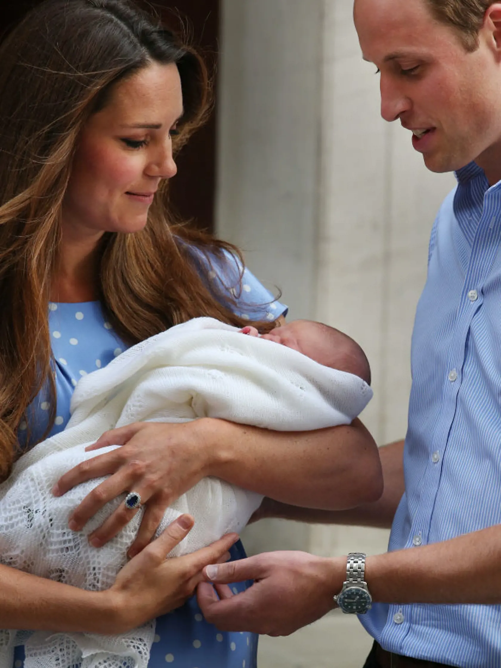 Kate a William s princom Georgeom v roku 2013.