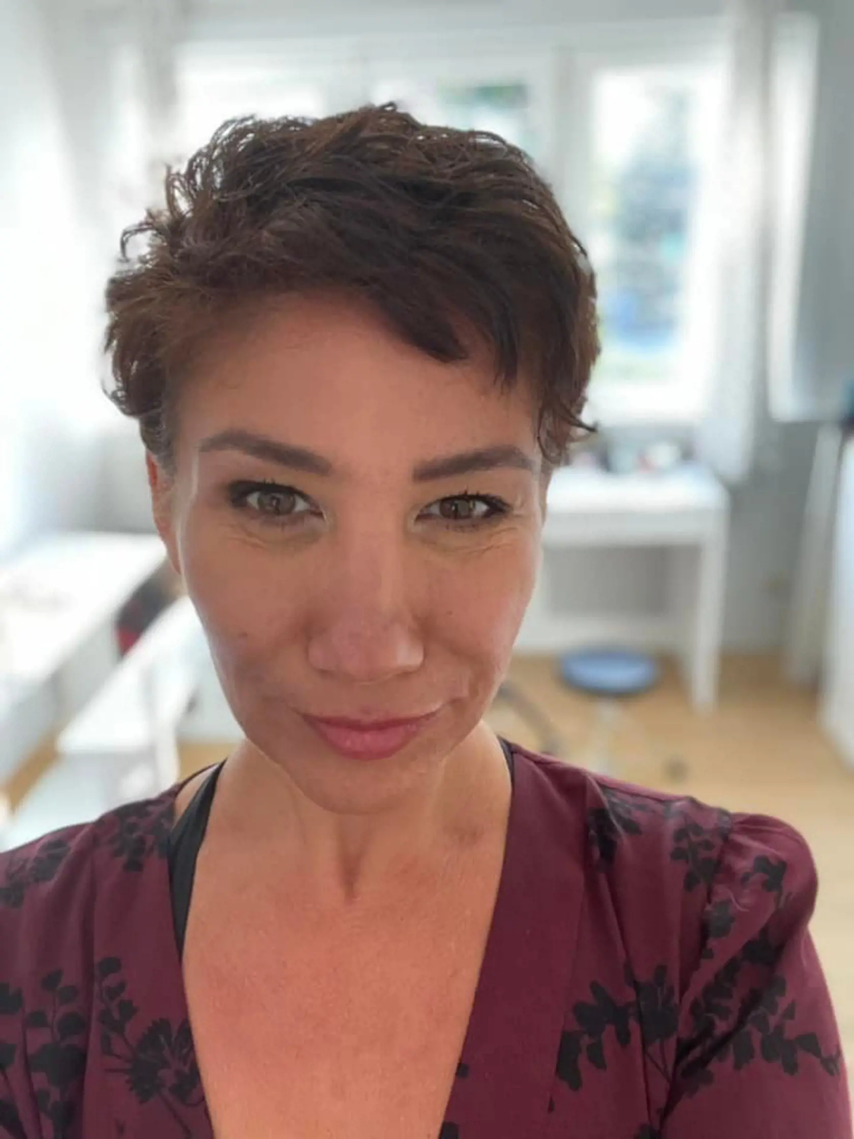 Europoslankyňa Lucia Ďuriš Nicholsonová po dvoch rokoch zhodila dredy a dala sa radikálne ostrihať. Podobne krátke vlasy mala už pred vyše 20 rokmi.
