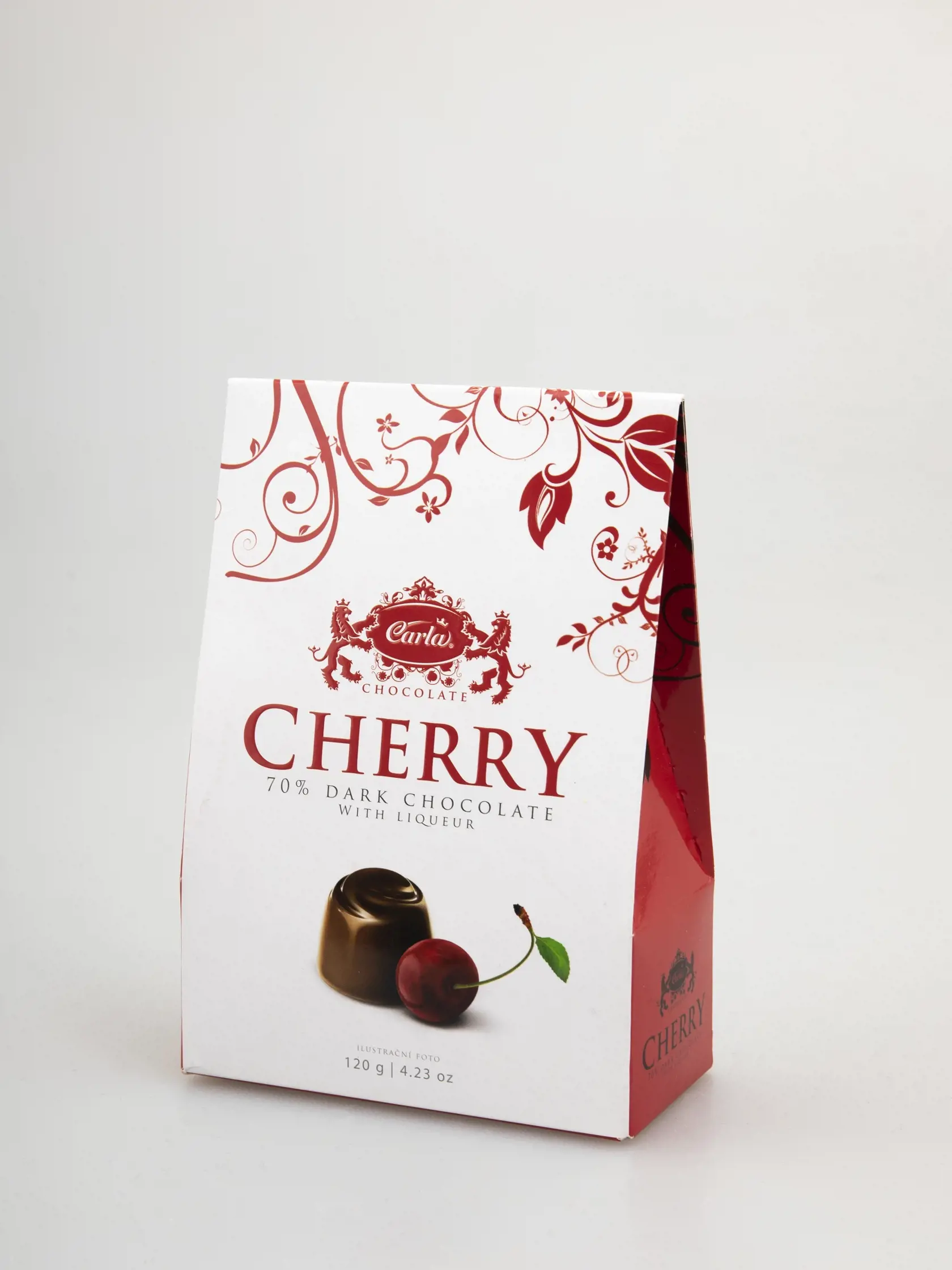 Cherry
Carla, 120 g
Krajina pôvodu/ Česko
Zloženie/ cukor, kakaová hmota, višne v alkohole 12 %, kakaový prášok so zníženým obsahom tuku, lieh, kakaové maslo, glukózový sirup, emulgátor: sójový lecitín; aróma, vanilkový extrakt Bourbon Madagascar; horká čokoláda: 50 %, obsah alkoholu: 10 %
Energia v 100 g/ 1 920 kJ Tuky/ 23 g Sacharidy/ 40 g Bielkoviny/ 5,8 g
Redakcia hodnotí: Bonbóny v uzatvárateľnej papierovej taštičke majú klasický tvar. Čokoláda je tmavá, horká, bez lesku. Náplň tvorí h