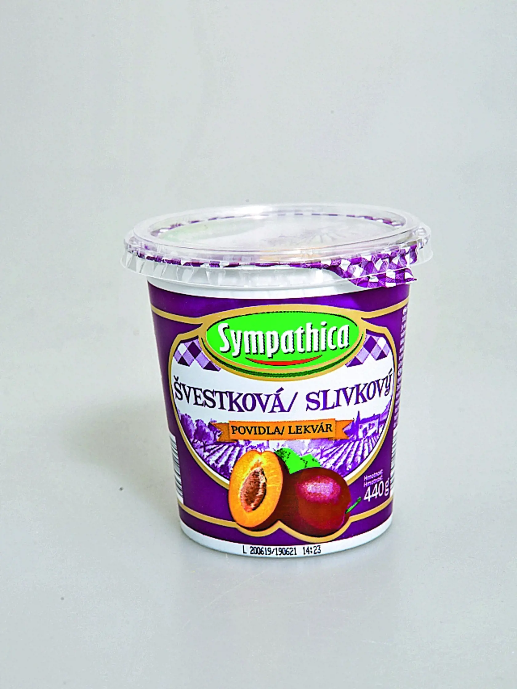 Slivkový lekvár
Sympathica, 440 g
Predáva/ Lidl Krajina pôvodu/ neuvedená
Zloženie/ slivkové polotovary (lekvár, sušené slivky), cukor, regulátor kyslosti: kyselina citrónová, želírujúca látka: pektíny, farbivo: karamel, konzervačné látky: sorban draselný, benzoan sodný
Podiel ovocia/170 g ovocia/100 g
Energia v 100 g/ 1 175 kJ Sacharidy/ 65 g, z toho cukry/ 61,5 g
Redakcia hodnotí: Lekvár má príjemnú vôňu zrelých sliviek, hustú, roztierateľnú konzistenciu a stredne hladkú textúru podobnú 