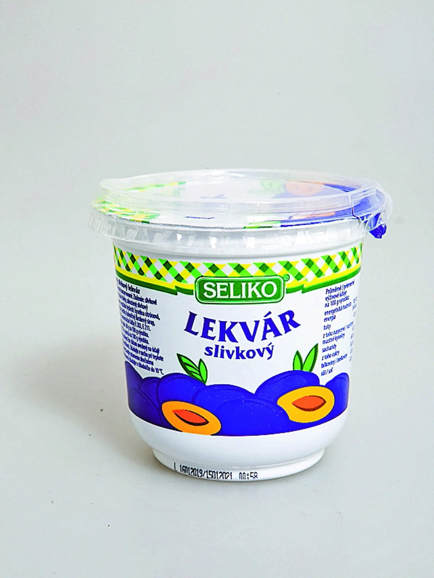 Top! Víťaz - Lekvár slivkový
Seliko, 420 g
Krajina pôvodu/ Česko
Zloženie/ slivkové polotovary (sušené slivky, zahustený slivkový pretlak), cukor, regulátor kyslosti: kyselina citrónová, želírujúca látka: pektín, kukuričný škrobový sirup, farbivo: E 150c, konzervačné látky: E 202, E 211
Podiel ovocia/170 g ovocia/100 g
Energia v 100 g/ 1 053 kJ Sacharidy/ 60 g, z toho cukry/ 56,9 g
Redakcia hodnotí: Najredší, ale dostatočne hustý lekvár má najvýraznejšiu vôňu zrelých sliviek. Textúra je ty