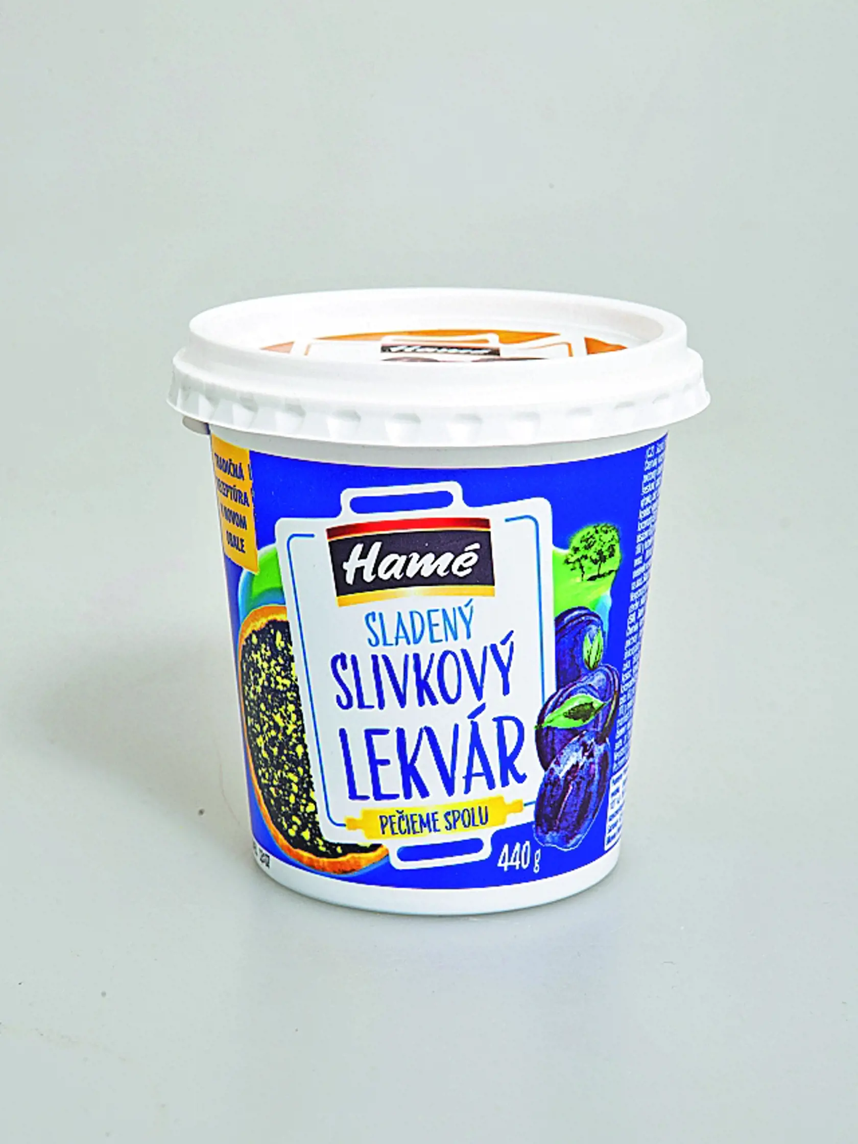 Sladený slivkový lekvár
Hamé, 440 g
Krajina pôvodu/ Česko
Zloženie/ slivkové polotovary (sušené slivky, slivková dreň, slivková pasta), cukor, želírujúca látka: pektín, regulátor kyslosti: kyselina citrónová, farbivo: E 150c, konzervačné látky: E 202, E 211
Podiel ovocia/170 g ovocia/100 g
Energia v 100 g/ 1 127 kJ Sacharidy/ 62,9 g, z toho cukry/ 60 g
Redakcia hodnotí: Lekvár s ľahkou arómou sušených sliviek má hustú konzistenciu a dobre roztierateľnú textúru, v ktorej cítiť kúsky dužiny.
