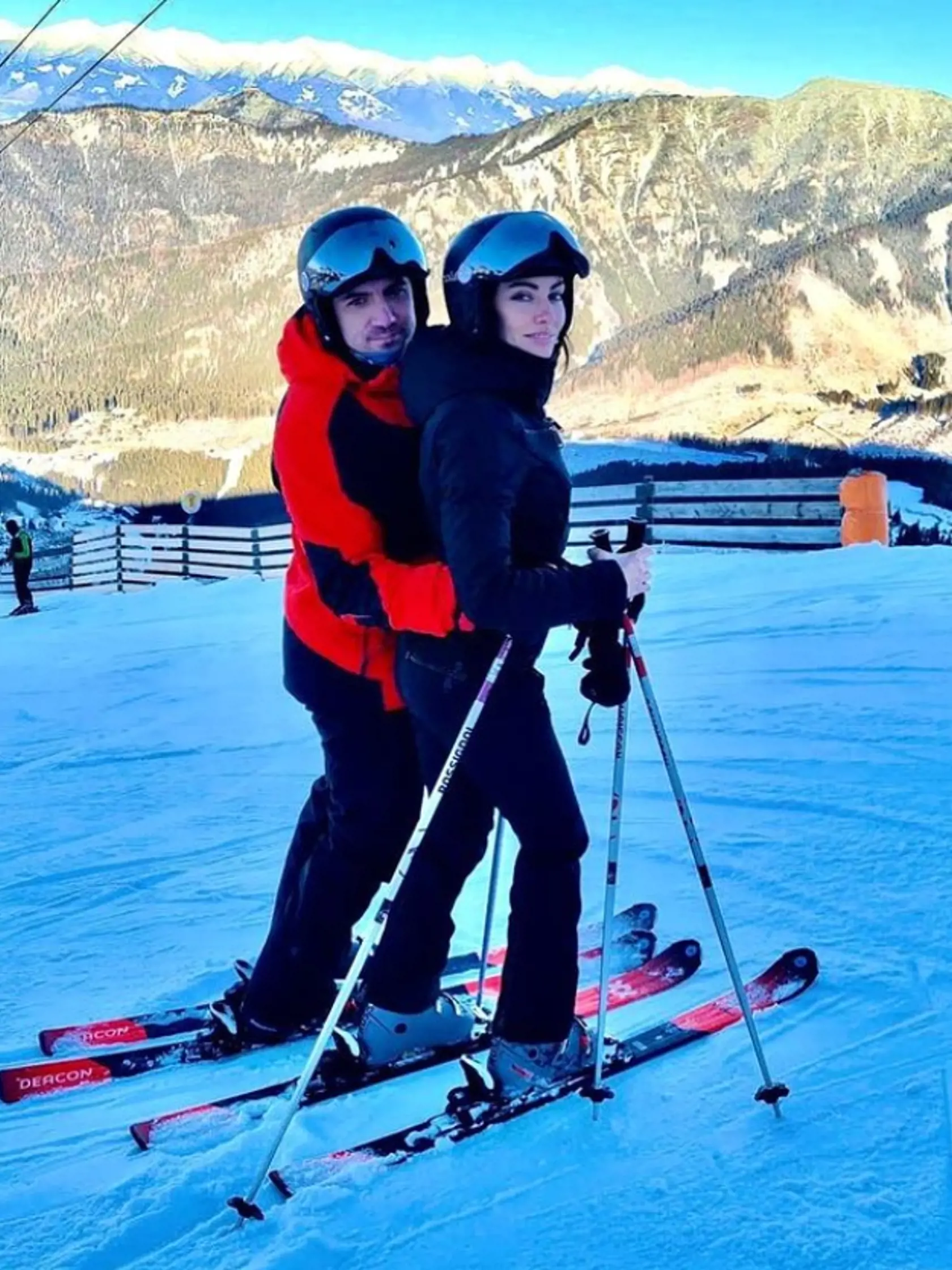 Gyimesi a Šebestová toho času svoj vzťah potvrdili aj zamilovanou fotkou zo spoločnej lyžovačky.