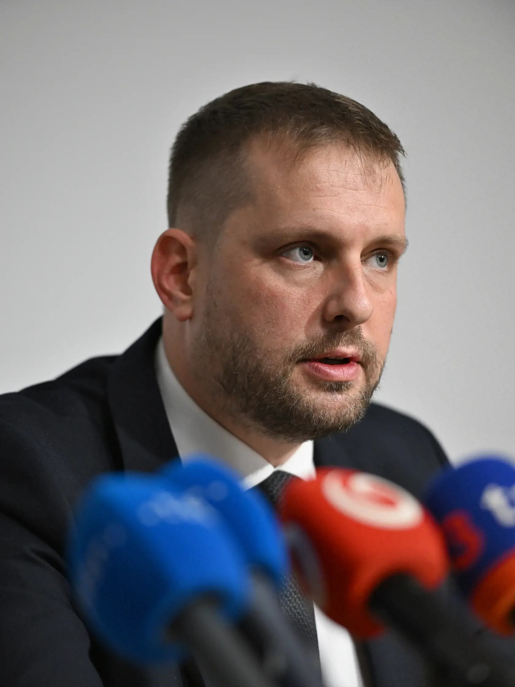 Na snímke minister zdravotníctva SR Kamil Šaško (Hlas-SD) reaguje počas tlačového brífingu po stretnutí so zástupcami zdravotníckeho sektora Trnavského samosprávneho kraja (TTSK) v Trnave v utorok 12. novembra 2024. FOTO TASR - Lukáš Grinaj