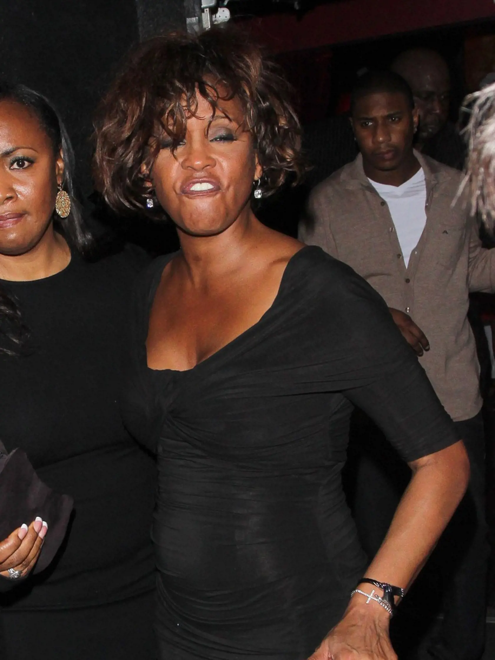 Jedny z posledných fotografií Whitney Houston sa objavili 9. februára 2012 krátko pred jej smrťou. Speváčka mala strapaté vlasy a rozhodne nepôsobila triezvo. Počas cesty do auta ju museli pridržiavať, keď divoko gestikulovala rukami.