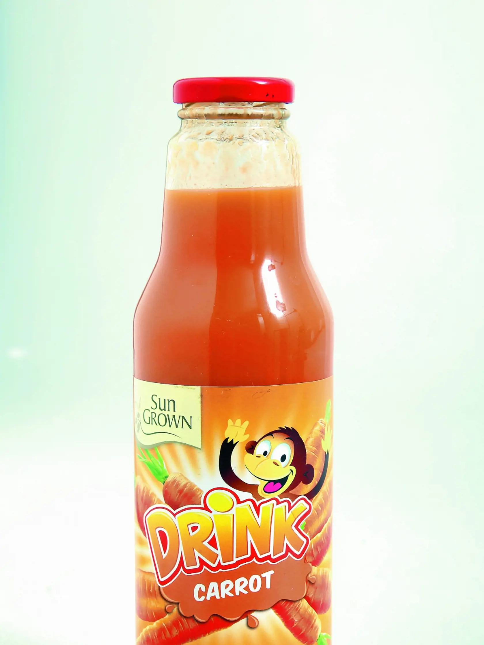 Drink Carrot
Sun Grown, 750 ml
Predáva/ Tesco Krajina pôvodu/ Poľsko
Zloženie/ mrkvová šťava 55 %, pitná voda, glukózovo-fruktózový sirup, cukor, regulátor kyslosti: kyselina citrónová, vitamín C
Energia v 100 ml/ 174 kJ Tuky/ 0,1 g Sacharidy/ 9 g Bielkoviny/ 0,4 g
Redakcia hodnotí: Nápoj jasnooranžovej farby vonia ako multivitamínový džús, mrkvu takmer necítiť. Konzistencia je hustá až mierne sirupovitá, na dne sklenej fľaše je trocha usadenej drene. Chuťou pripomína výraznú limonádu s prí
