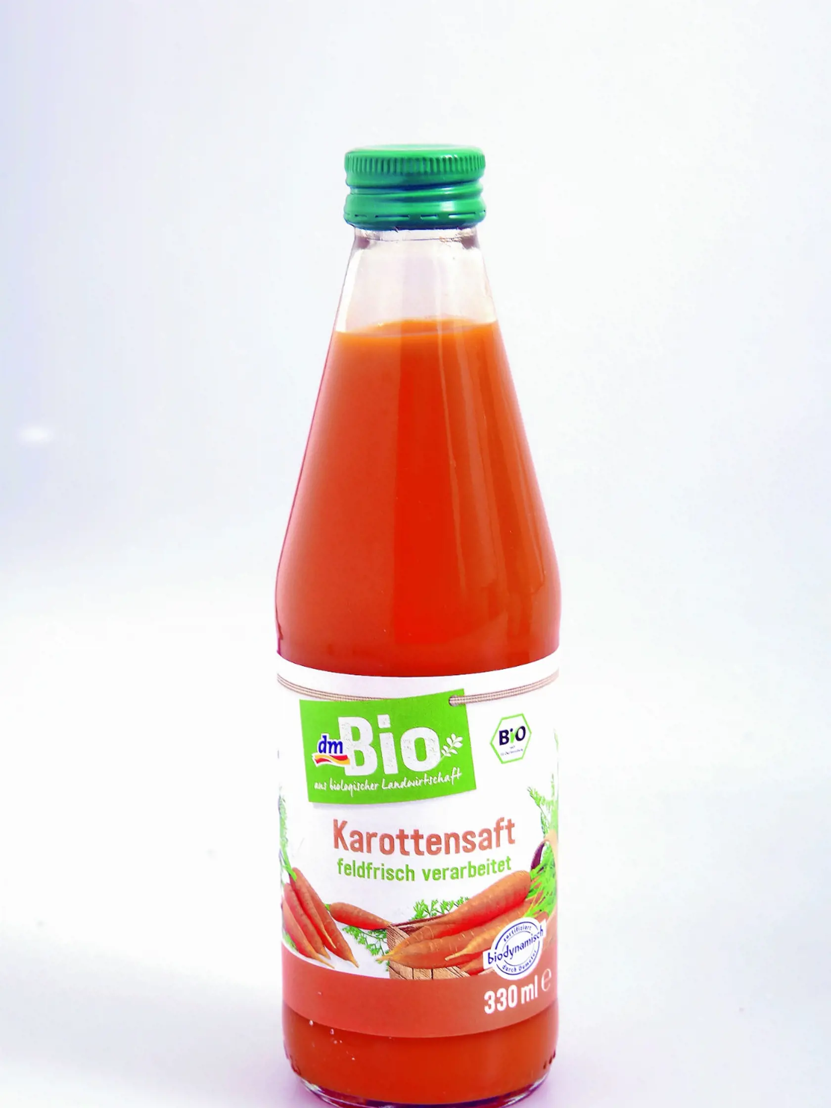 Bio Mrkvová šťava
dm Bio, 330 ml
Predáva/ dm – drogerie markt Krajina pôvodu/ Rakúsko
Zloženie/ bio mrkvová šťava 99,9 %, bio citrónová šťava 0,1 %
Energia v 100 ml/ 159 kJ Tuky/ ˂ 0,5 g Sacharidy/ 8,8 g Bielkoviny/ 1 g
Redakcia hodnotí: Sýtooranžová šťava v biokvalite má dosť výraznú zemitú vôňu mrkvy. Na dne sklenej fľaše vidieť usadenú dreň. Chuť šťavy je napriek prídavku citrónovej šťavy typicky mrkvová - veľmi sladká s mierne horkastou dochuťou. Šťava neobsahuje pridaný cukor ani iné a
