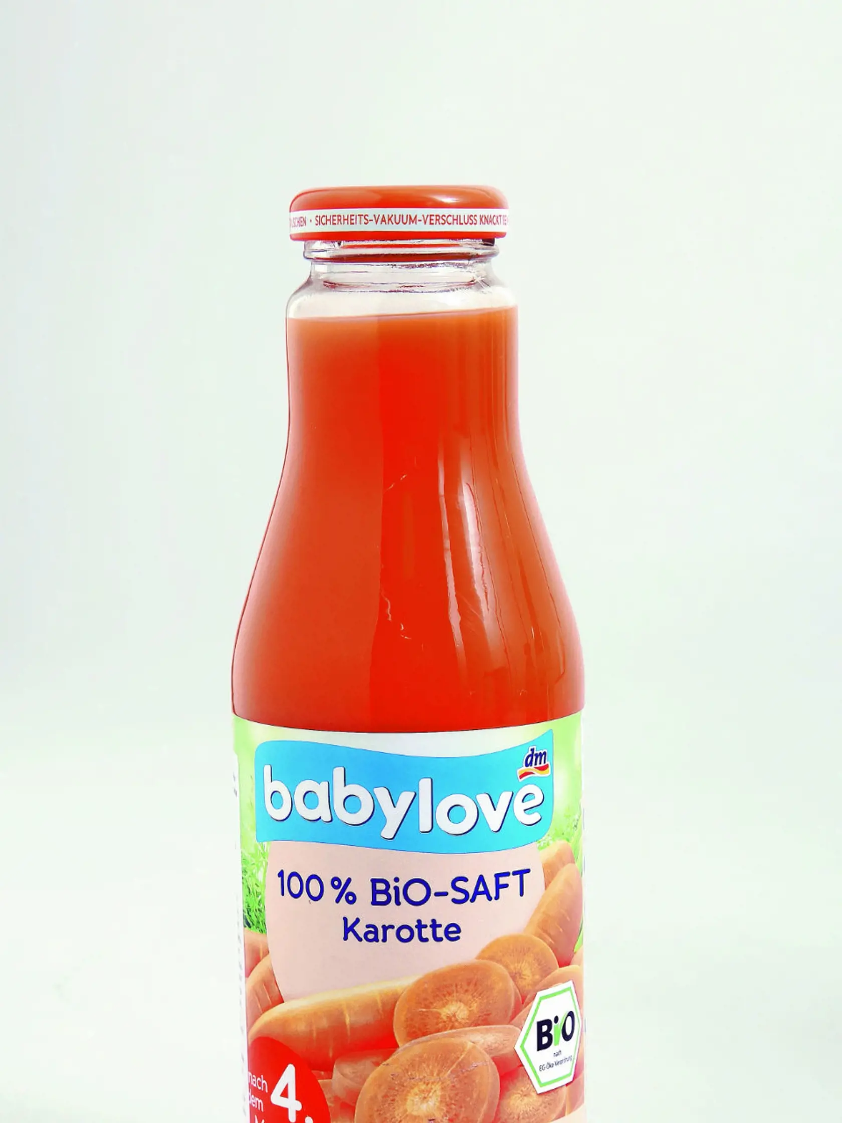 Bio Mrkvová šťava
babylove, 500 ml
Predáva/ dm – drogerie markt Krajina pôvodu/ EÚ
Zloženie/ bio mrkvová šťava 99,9 %, bio citrónová šťava z koncentrátu 0,1 %, bio vitamín C
Energia v 100 ml/ 124 kJ Tuky/ 0,05 g Sacharidy/ 6,5 g Bielkoviny/ 0,39 g
Redakcia hodnotí: Čistá mrkvová šťava v biokvalite má výraznú oranžovú farbu a sviežu mrkvovú vôňu. Na dne sklenej fľaše je trocha dreňovej usadeniny. Šťava má veľmi dobrú, jemnú mrkvovú chuť s osviežujúcou dochuťou citrónovej šťavy. Neobsahuje pr