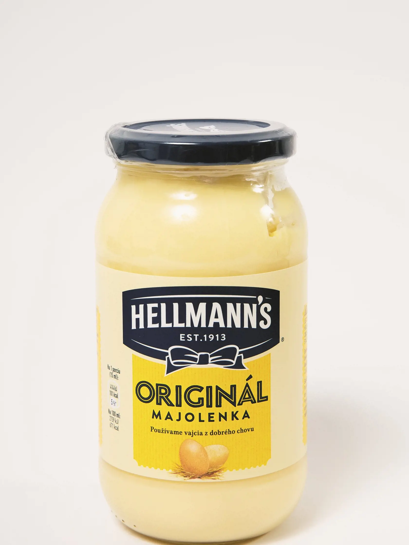 Originál majolenka
Hellmann´s, 420 ml
Krajina pôvodu/ neuvedená
Zloženie/ repkový olej, voda, ocot, cukor, pasterizovaný vaječný žĺtok 3 %, horčica, soľ, antioxidant: calcium disodium EDTA, aróma, farbivo: karotény 
Energia v 100 g/ 2 759 kJ Tuky/ 73 g Sacharidy/ 2,9 g Bielkoviny/ 0,5 g Soľ/ 0,94 g
Redakcia hodnotí: Nezameniteľná vajíčková farba a vôňa, hustá konzistencia a krémovitá textúra. Majonéza je výborne ochutená, akurát osolená, necítiť v nej octovú ani inú nežiaducu pachuť. Klasik