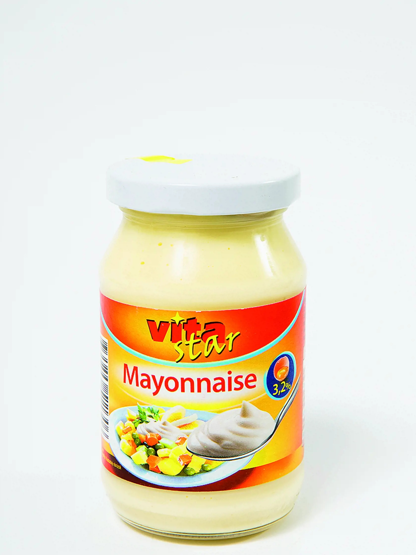 Mayonnaise
Vita Star, 250 ml/225 g
Krajina pôvodu/ Slovensko
Zloženie/ repkový olej, pitná voda, vaječné žĺtky 3,2 %, kvasný liehový ocot, cukor, jedlá soľ, horčičné semená, farbivá: luteín, karotény; korenie, antioxidant: dvojsodno-vápenatá soľ kyseliny etyléndiamínotetraoctovej (EDTA)
Energia v 100 g/ 2 803 kJ Tuky/ 75 g Sacharidy/ 1,3 g Bielkoviny/ 0,6 g Soľ/ 0,6 g
Redakcia hodnotí: Svetložltá majonéza má mierne octovú vôňu, menej hustú konzistenciu a krémovitú textúru. Chuť majonézy je 