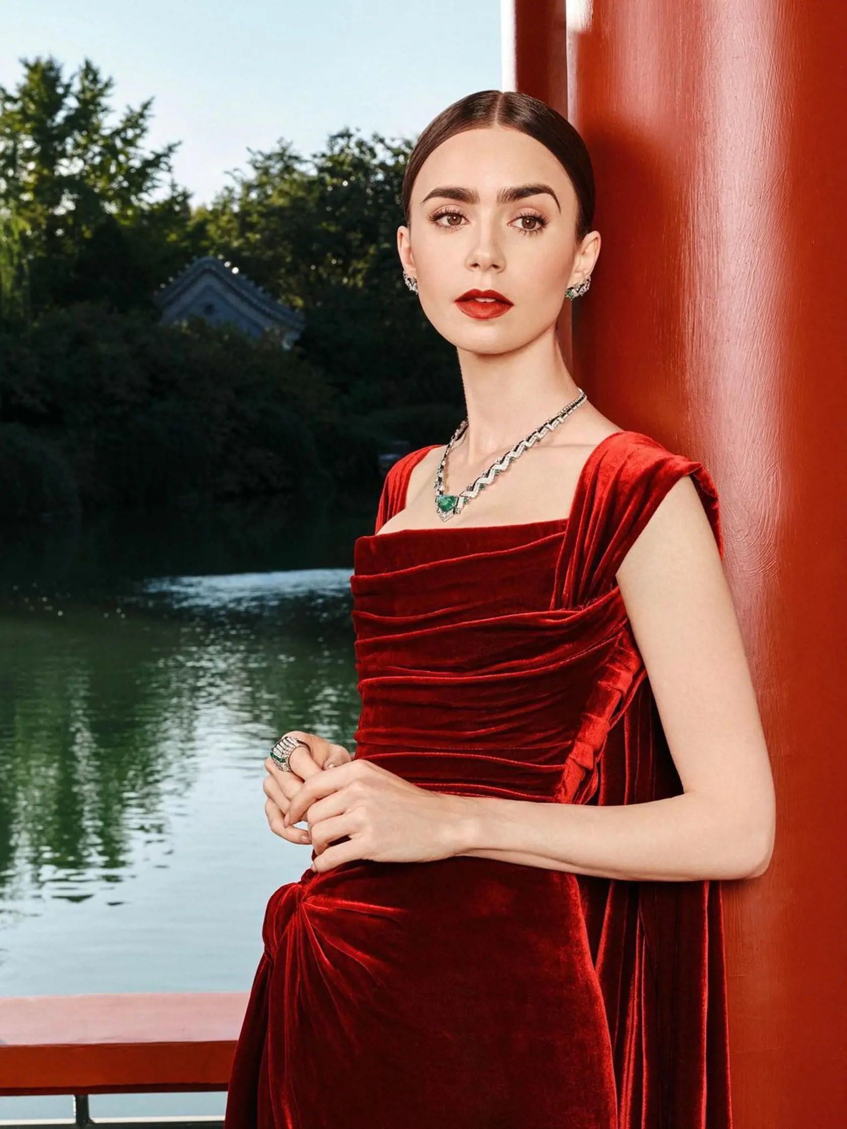 Fotky Lily Collins pre rôzne kampane a s tvorcami seriálu Emily v Paríži