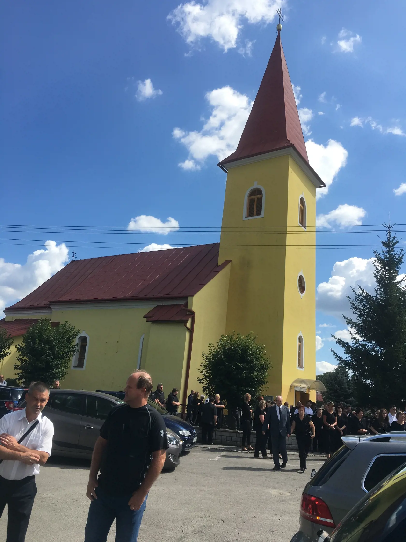 Posledná rozlúčka so starostlivým a láskavým otcom a manželom sa konala v Kostole Narodenia Panny Márie v Bartošovciach