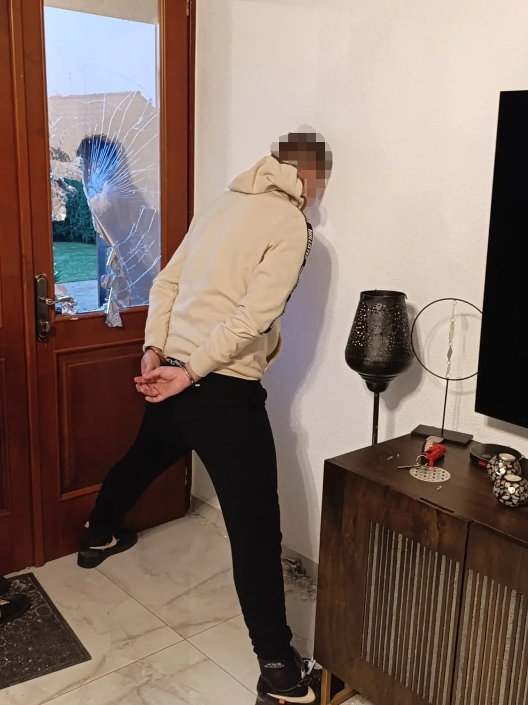 Policajti vykonali niekoľko domových prehliadok a prehliadok iných priestorov, pri ktorých zaistili dôkazy vedúce k vzneseniu obvinenia 24-ročnému mužovi z okresu Zvolen. 