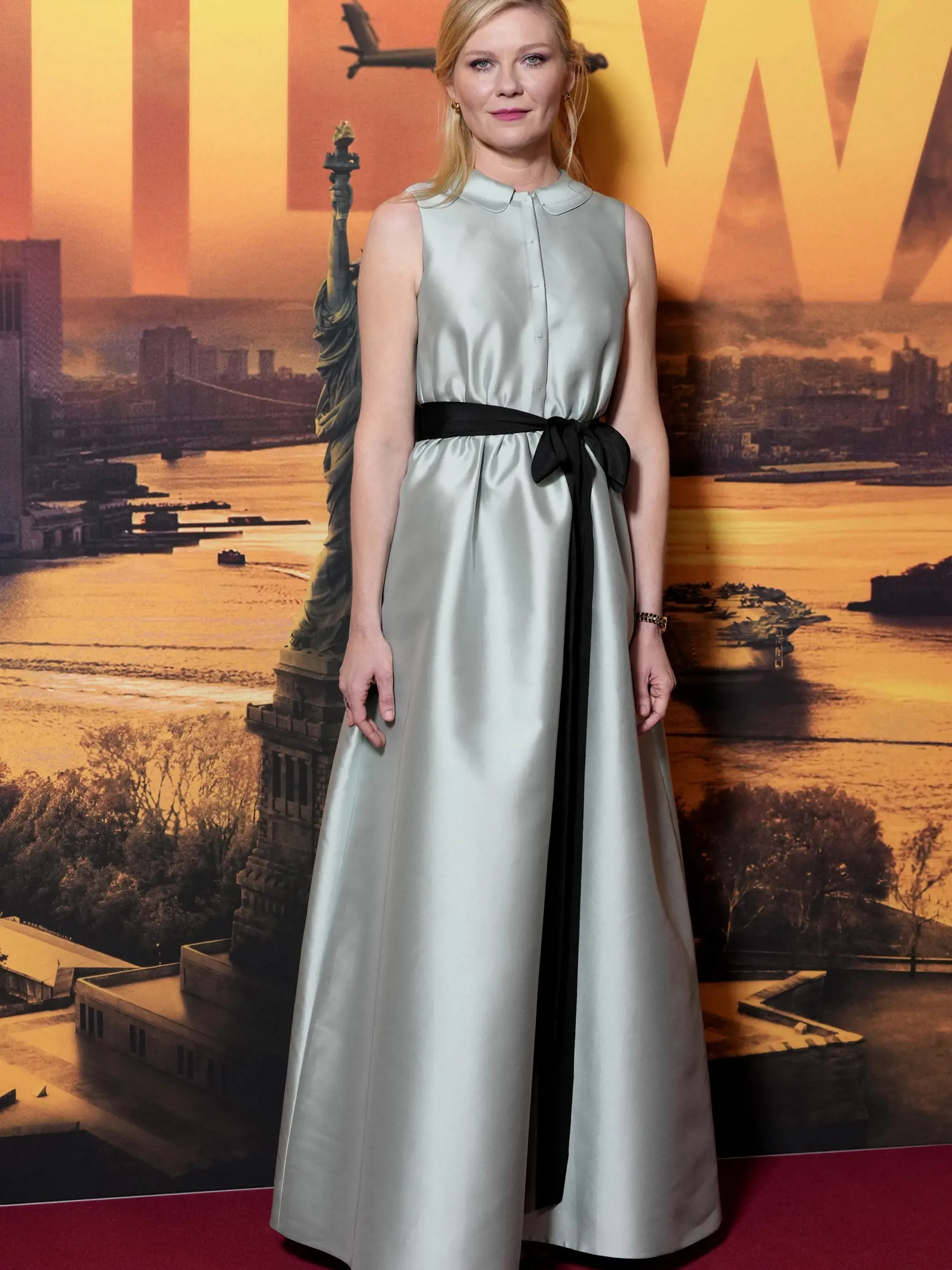 EBE 23 Londýn - Na snímke herečka Kirsten Dunst prichádza na špeciálnu projekciu filmu Civil War v Londýne  v utorok 26. marca 2024. FOTO TASR/AP

Andrew MacDonald, from left, Kirsten Dunst, Alex Garland and Allan Reich pose for photographers on arrival at the special screening of the film 'Civil War' in London, on Tuesday, March 26, 2024. (Scott A Garfitt/Invision/AP)