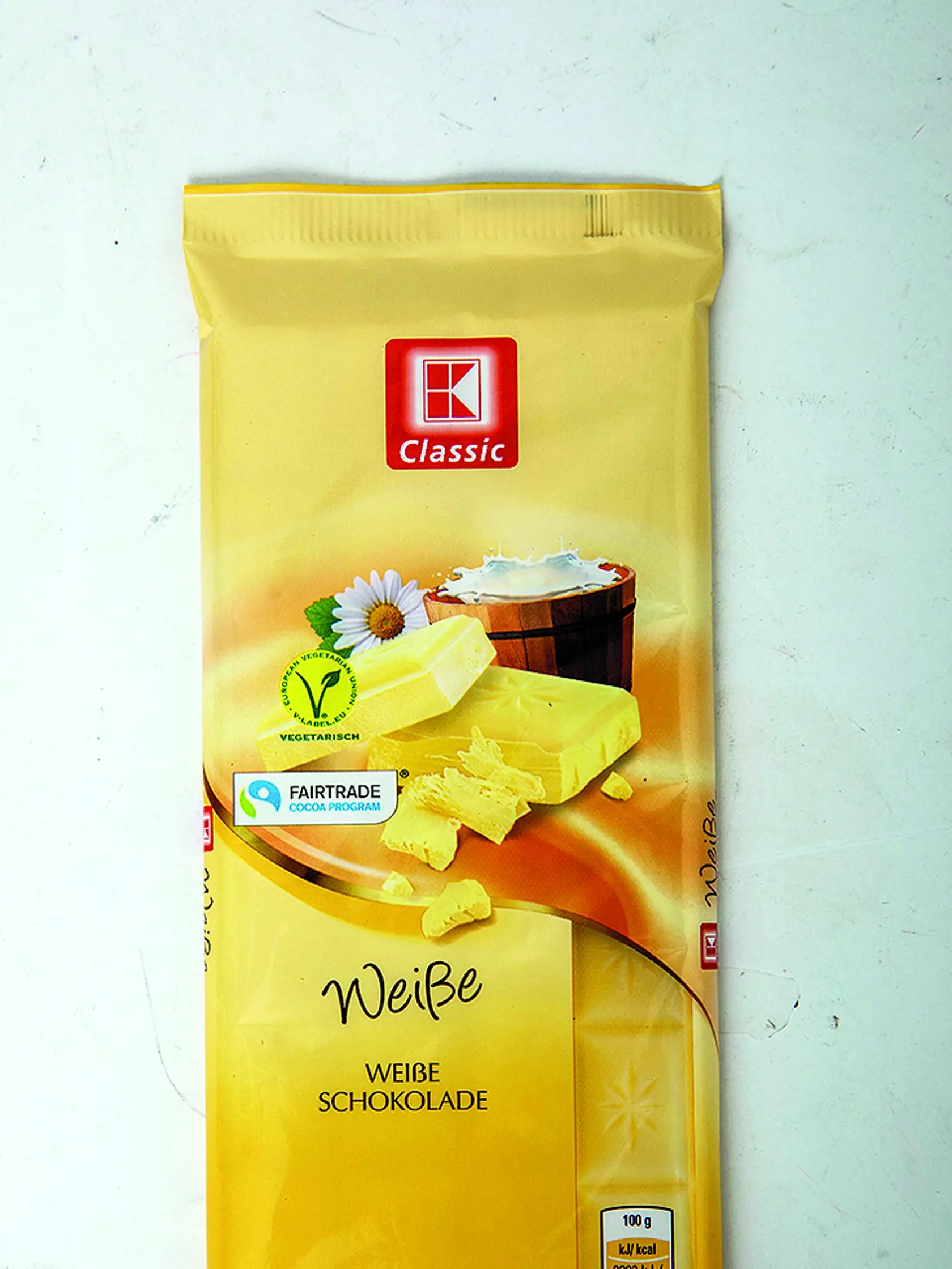 Biela čokoláda
K Classic, 100 g
Predáva/ Kaufland Krajina pôvodu/ Nemecko
Zloženie/ cukor, kakaové maslo 31 %, sušené plnotučné mlieko 21 %, sušená smotana 3 %, sušená sladká srvátka, laktóza, emulgátor: sójový lecitín, vanilkový extrakt
Energia v 100 g/ 2 392 kJ Tuky/ 38 g Sacharidy/ 52 g Bielkoviny/ 6 g
Redakcia hodnotí: Čokoláda vonia vanilkou a smotanou. Zo štvorice čokolád má najľahšiu textúru, v ústach sa najrýchlejšie rozpúšťa na hustý krém. Chuťovo je veľmi dobrá, výrazne mliečna a 