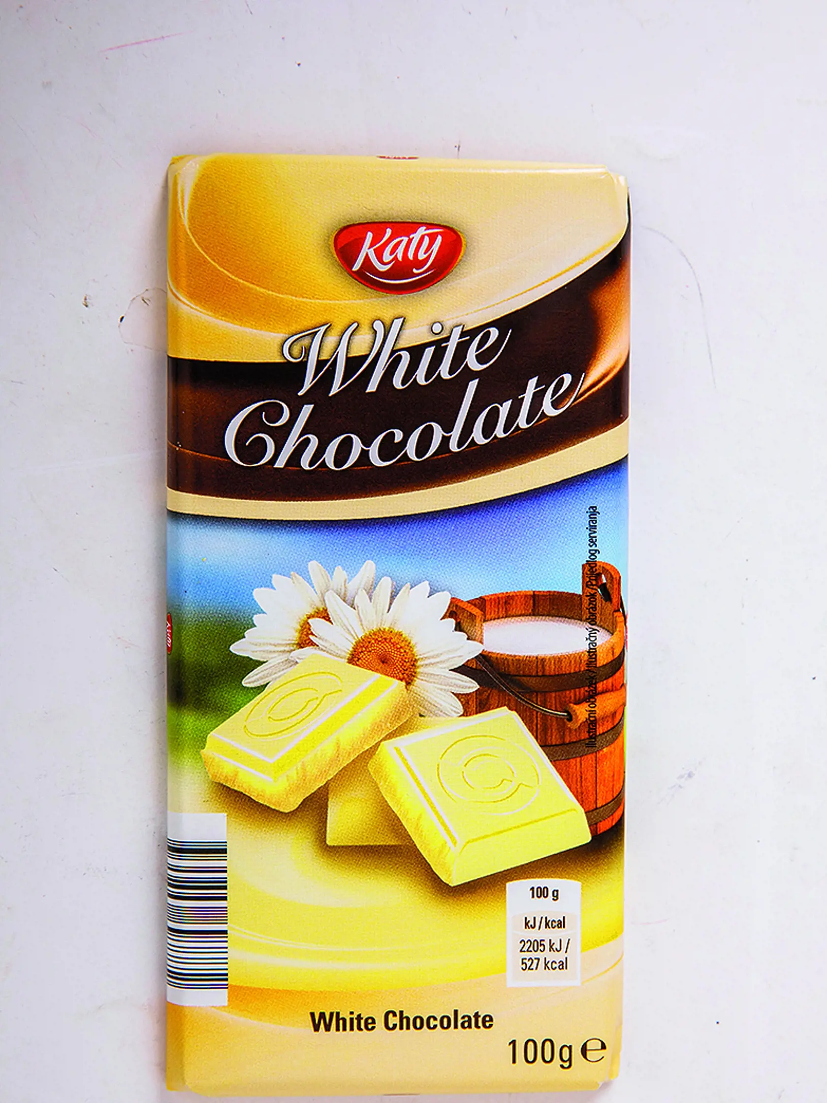 Biela čokoláda
Katy, 100 g
Krajina pôvodu/ Poľsko
Zloženie/ cukor, kakaové maslo 20 %, sušená sladká srvátka, sušené plnotučné mlieko, mliečny tuk, emulgátory: sójový lecitín, polyglycerolpolyricínoleát, aróma
Energia v 100 g/ 2 205 kJ Tuky/ 29 g Sacharidy/ 63 g Bielkoviny/ 3,6 g
Redakcia hodnotí: Tenká čokoláda s jemnou karamelovou vôňou má hutnú, trocha suchú konzistenciu, najmenej sa rozplýva na jazyku. Chuť je veľmi sladká a výrazne mliečna, s ľahkou karamelovo-ovocnou dochuťou, necítiť