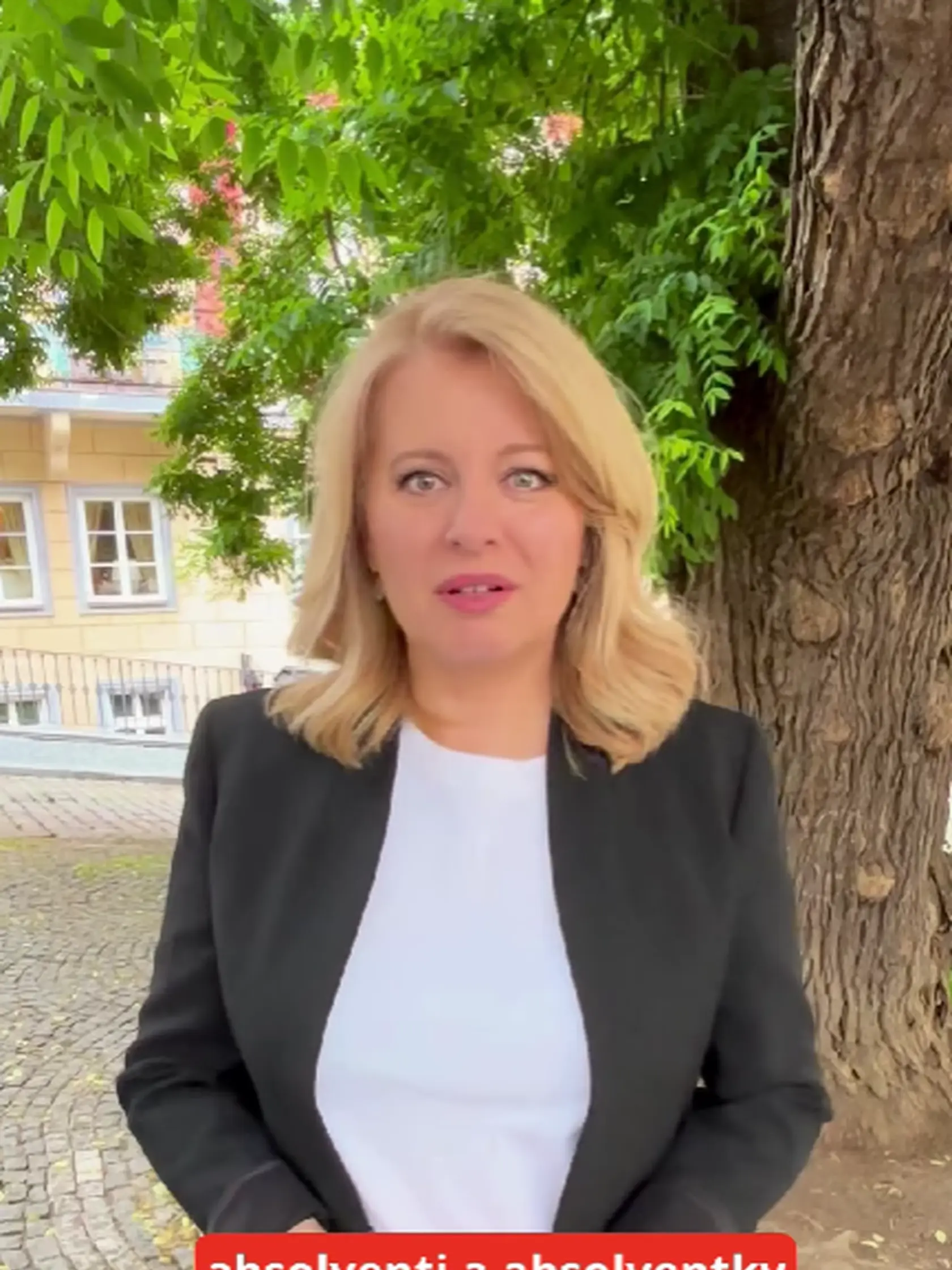 Zuzana Čaputová sa v najnovšom videu prihovorila s výrazne zmeneným imidžom. Vyzerala mladšie, mala jemnejší makeup a aj vlasy mala skrátene. Tento nový look jej mimoriadne pristane, čo poviete?