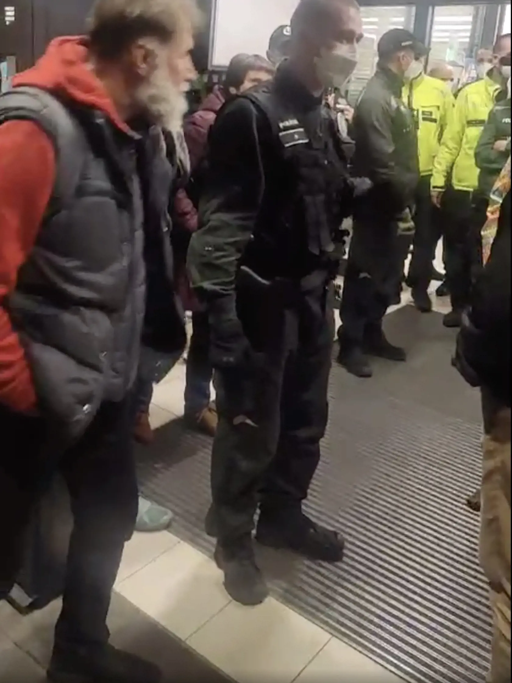 Situáciu riešili policajti.
