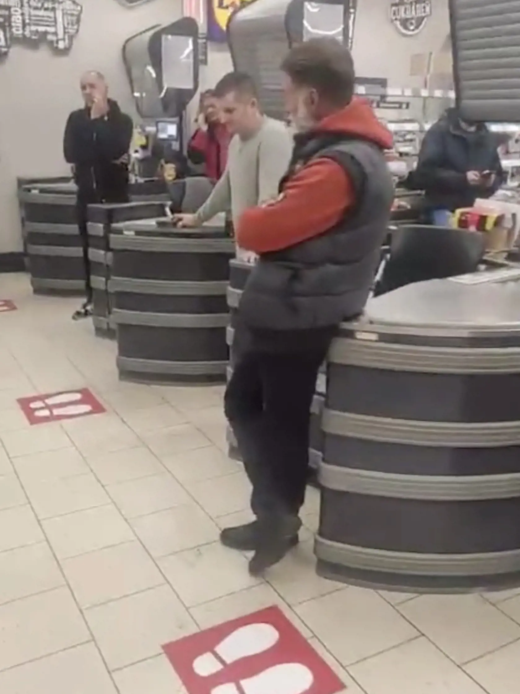 Nedisciplinovaní zákazníci zablokovali pokladne.