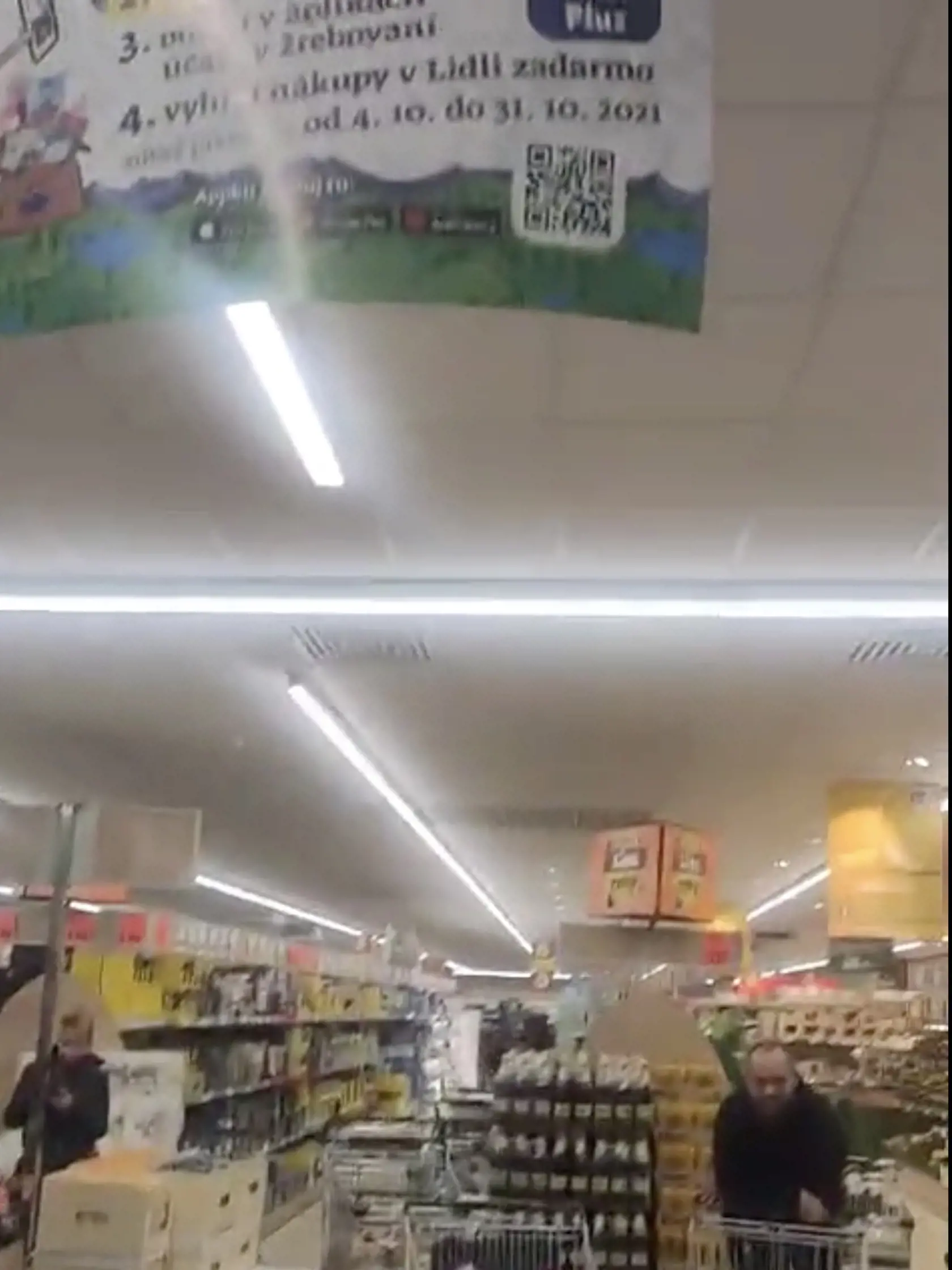 Nedisciplinovaní zákazníci zablokovali pokladne.