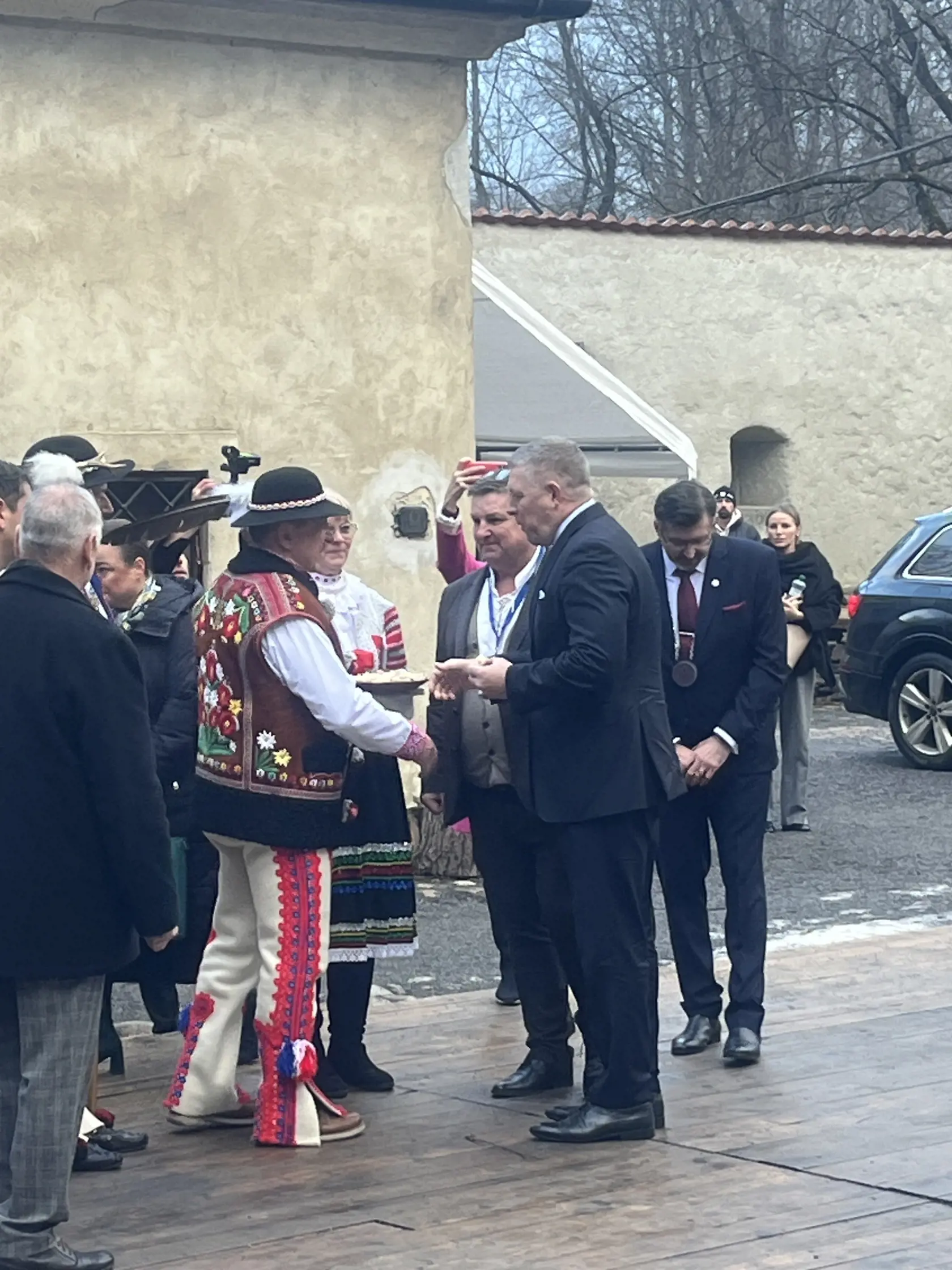 Premiéra Roberta Fica  vítali Gorali chlebom a soľou. 