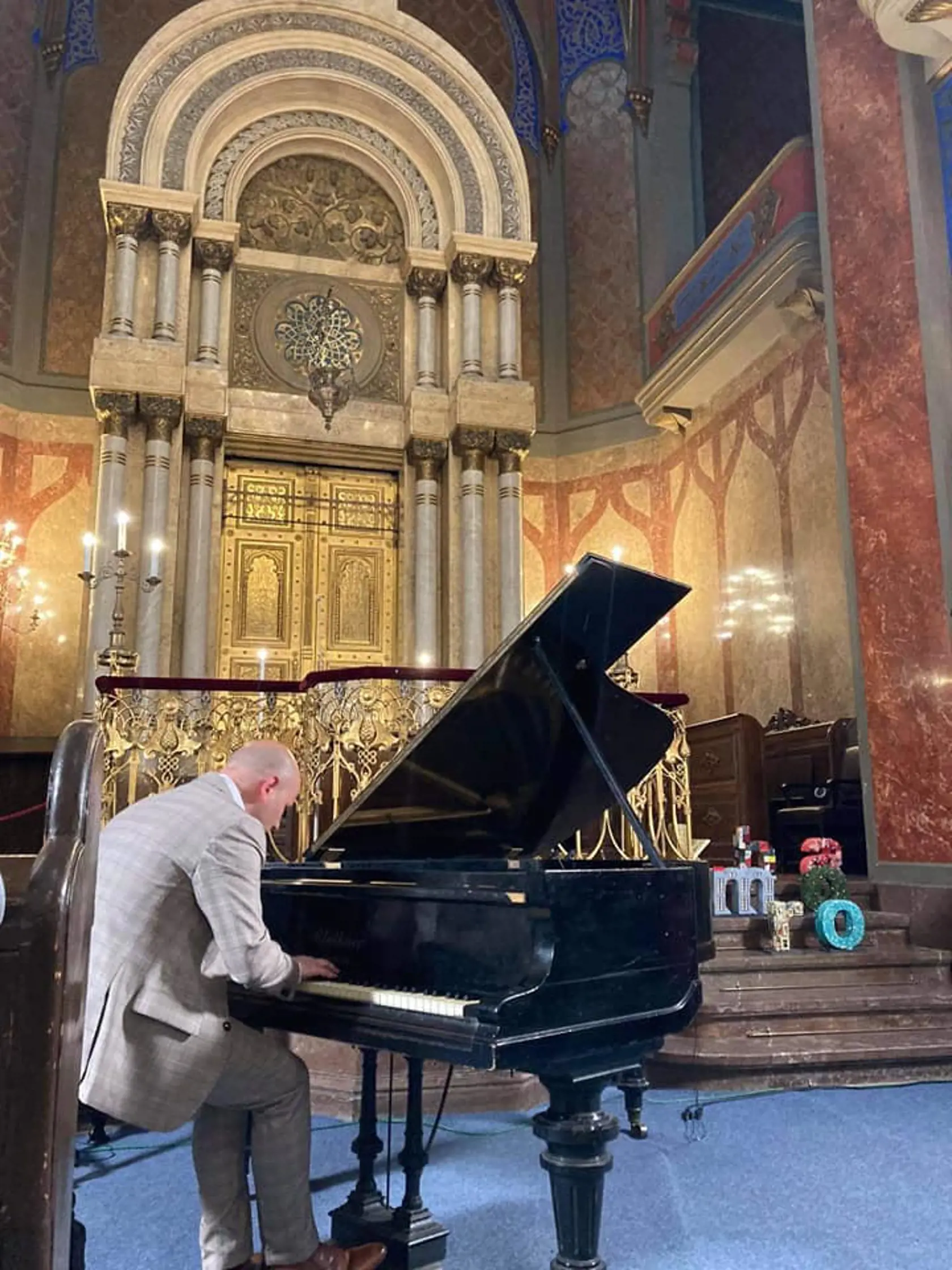 Levičan Miroslav Rác pochádza z rodiny muzikantov a hudbe sa venuje odmalička. Zvuk a krása klavíra ho oslovila už keď mal 13 rokov a už ako 15-ročný koncertoval v Národnej filharmónii vo Varšave v Poľsku.