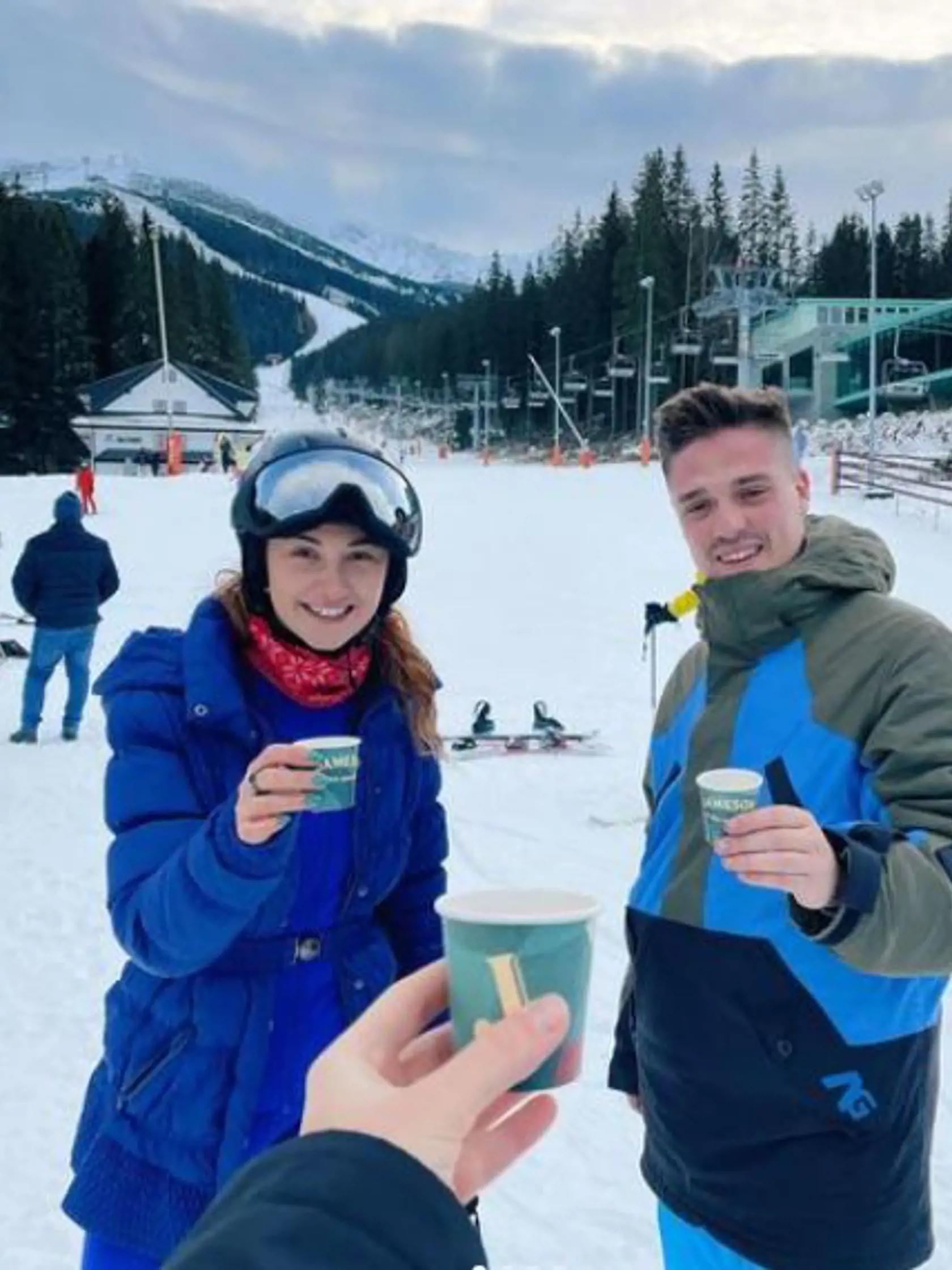 Kika bola pred pár dňami na otvorení zimnej sezóny v Jasnej s kolegami a poriadne si to tam užila. Chce si užívať ešte "voľnosť" a nie založiť si rodinu.