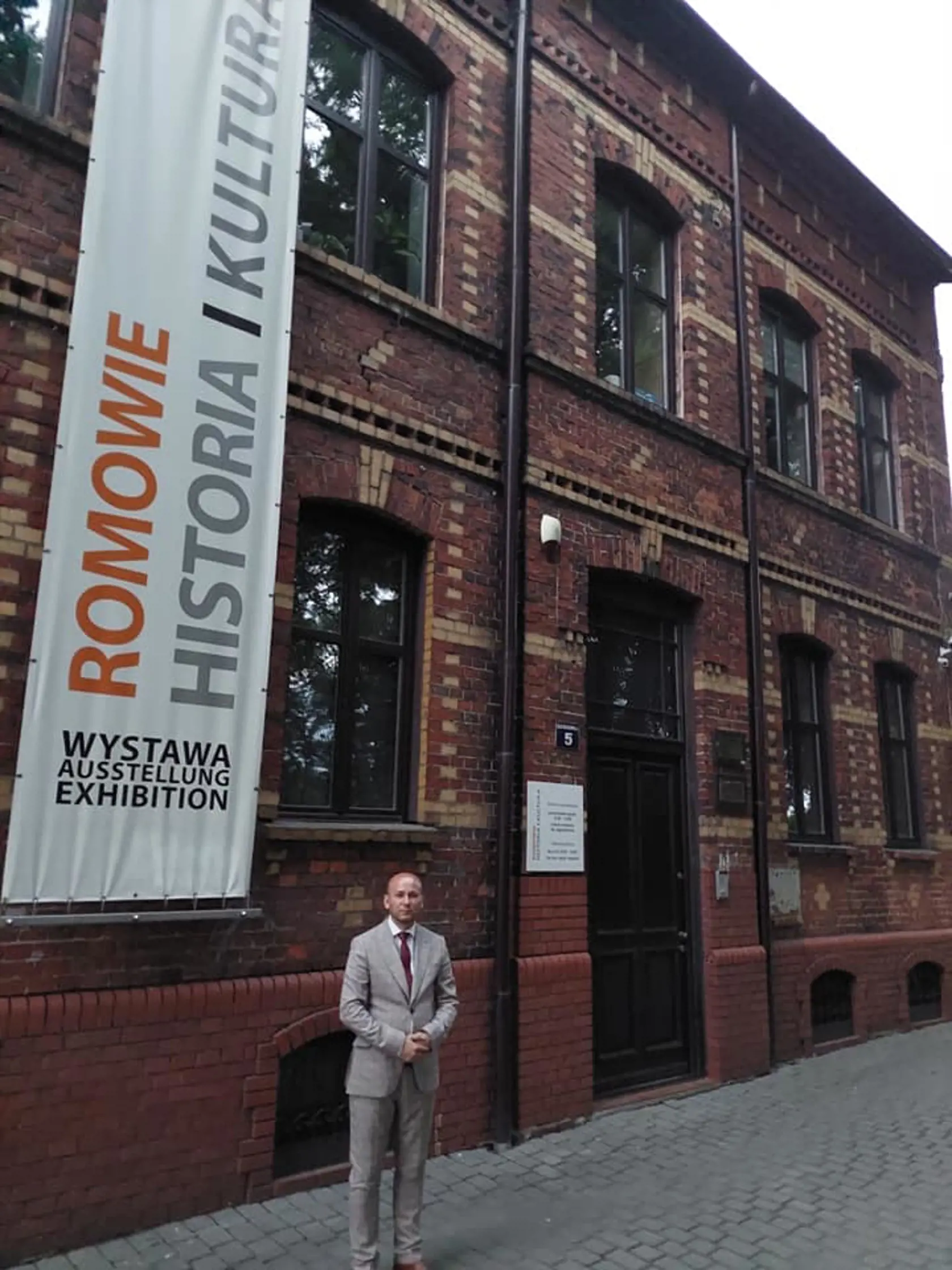 Ako sa však komponuje pre koncentračný tábor? V prvom rade musel navštíviť múzeum Auschwitz-Birkenau, aby nasal atmosféru, videl samotné miesto a mal to všetko pred očami. “Potom som prišiel domov ku klavíru a začal komponovať, tvoriť, vymýšľať melódie a spájať.