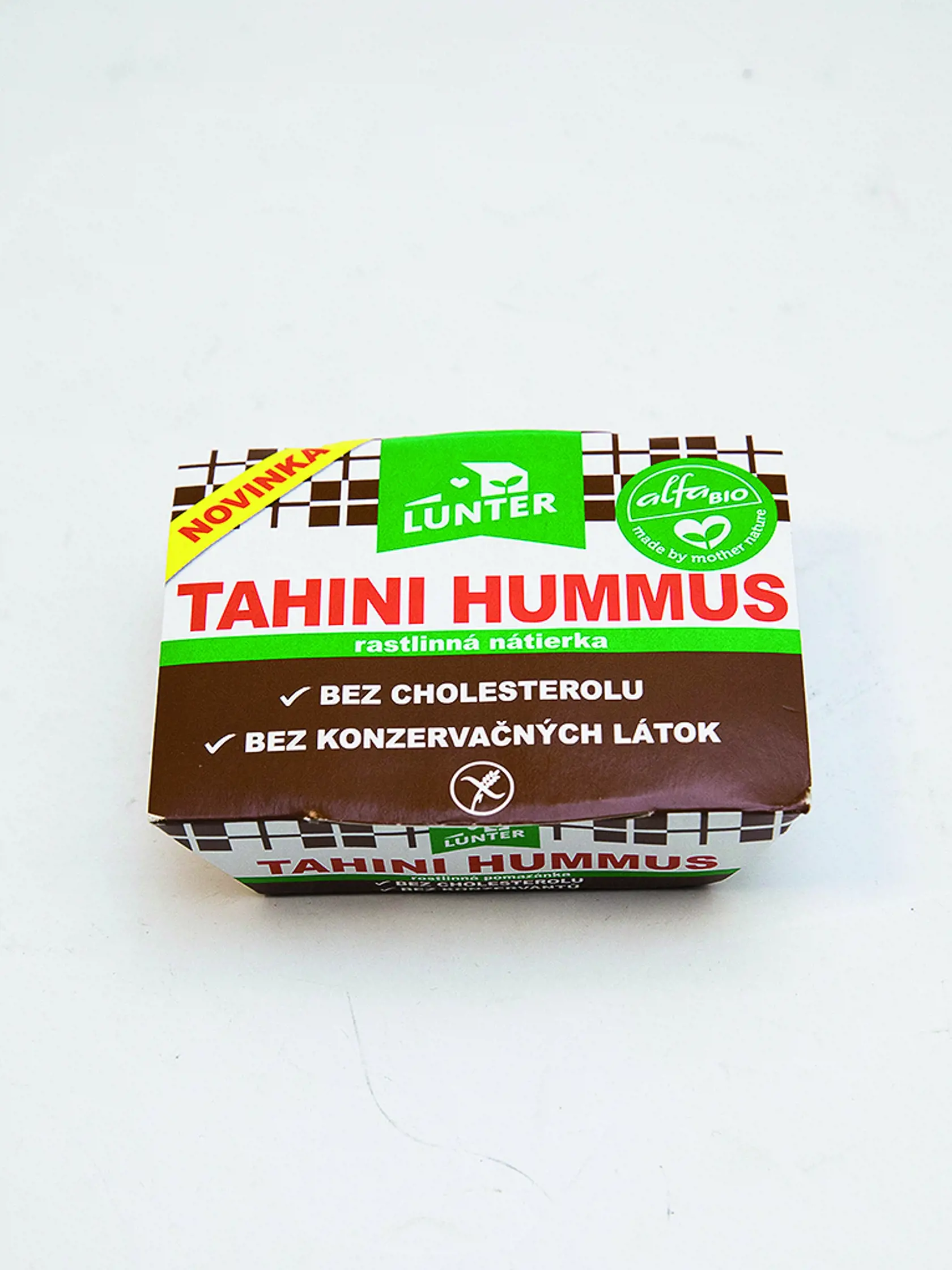 Tahini hummus
Lunter, 115 g
Krajina pôvodu/ Slovensko
Zloženie/ cícer, voda, repkový olej, tahini pasta 8 % (drvený sezam), 100 % citrónová šťava z koncentrátu, sójový nápoj, sušený cesnak, modifikovaný kukuričný škrob, jedlá soľ, zmes korenín, cukor
Energia v 100 g/ 1 143 kJ Bielkoviny/ 5 g Sacharidy/ 14 g Tuky/ 22 g Soľ/ 0,98 g
Redakcia hodnotí: Svetlobéžová nátierka s ľahkou korenisto-cesnakovou vôňou má stredne hustú konzistenciu a našľahanú, krémovitú textúru, dobre sa roztiera. Chuť j