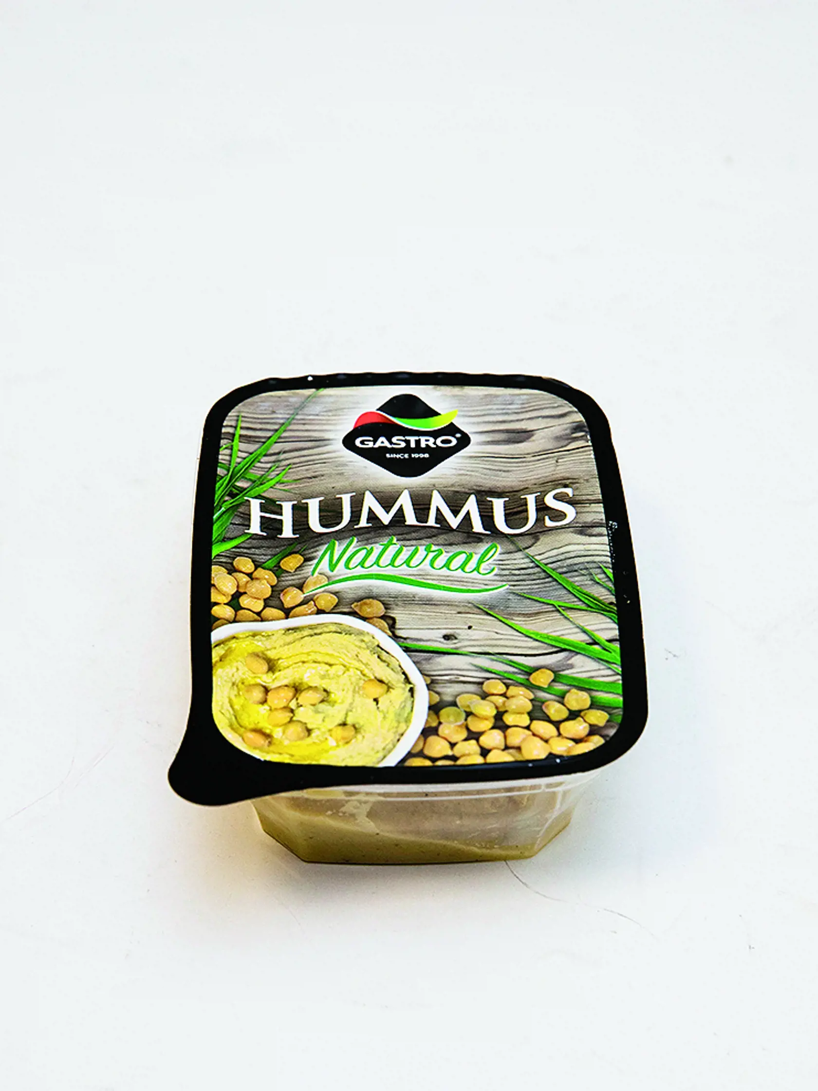 Hummus Natural
Gastro, 120 g
Krajina pôvodu/ Česko
Zloženie/ cícer 57 %, pitná voda, repkový olej, tahini (sezamové semená), bambusová vláknina, sušený cesnak, olivový olej, kvasný liehový ocot, jedlá soľ, korenie, konzervačná látka: benzoan sodný
Energia v 100 g/ 908 kJ Bielkoviny/ 5,3 g Sacharidy/ 14 g Tuky/ 16 g Soľ/ 1,3 g
Redakcia hodnotí: Žltkastá nátierka má jemnú octovo-cesnakovú arómu, príliš zrnitú textúru a napriek najvyššiemu podielu cícera redšiu, kašovitú konzistenciu. Chuť je 