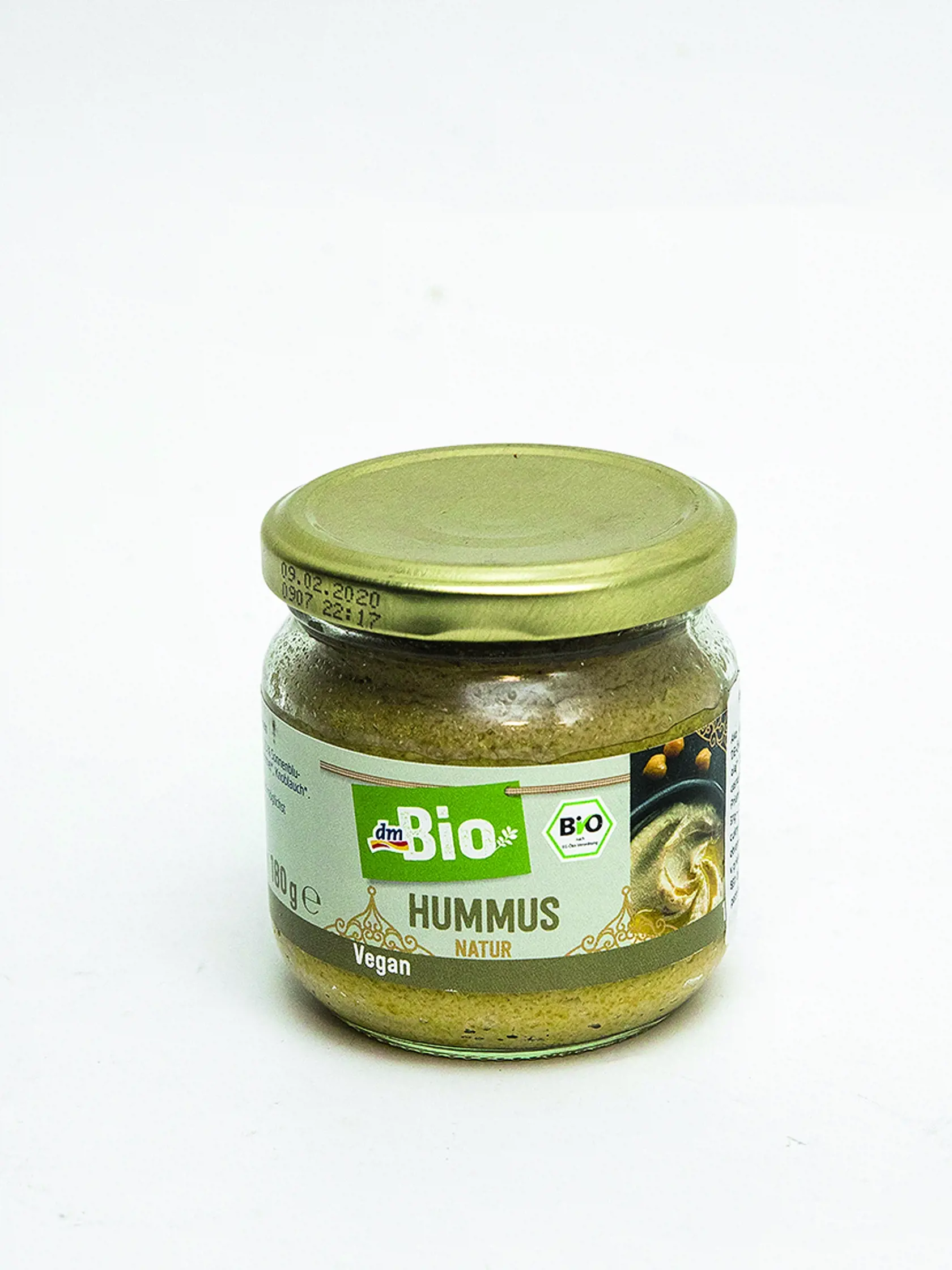 Bio Hummus Natur
dm, 180 g
Predáva/ dm – drogerie markt Krajina pôvodu/ Nemecko
Zloženie/ varený cícer* 38 %, pitná voda, slnečnicový olej* 23 %, sezam*, olivový olej* 3 %, morská soľ, rímska rasca*, cesnak*; * suroviny v biokvalite
Energia v 100 g/ 1 346 kJ Bielkoviny/ 5,1 g Sacharidy/ 7,7 g Tuky/ 31 g Soľ/ 1,04 g
Redakcia hodnotí: Sivastobéžová bionátierka má výraznú sezamovo-rascovú arómu, zrnitú textúru a hustú, drobivú konzistenciu, ťažšie sa roztiera. Chuťovo je veľmi dobrá, cítiť cíc
