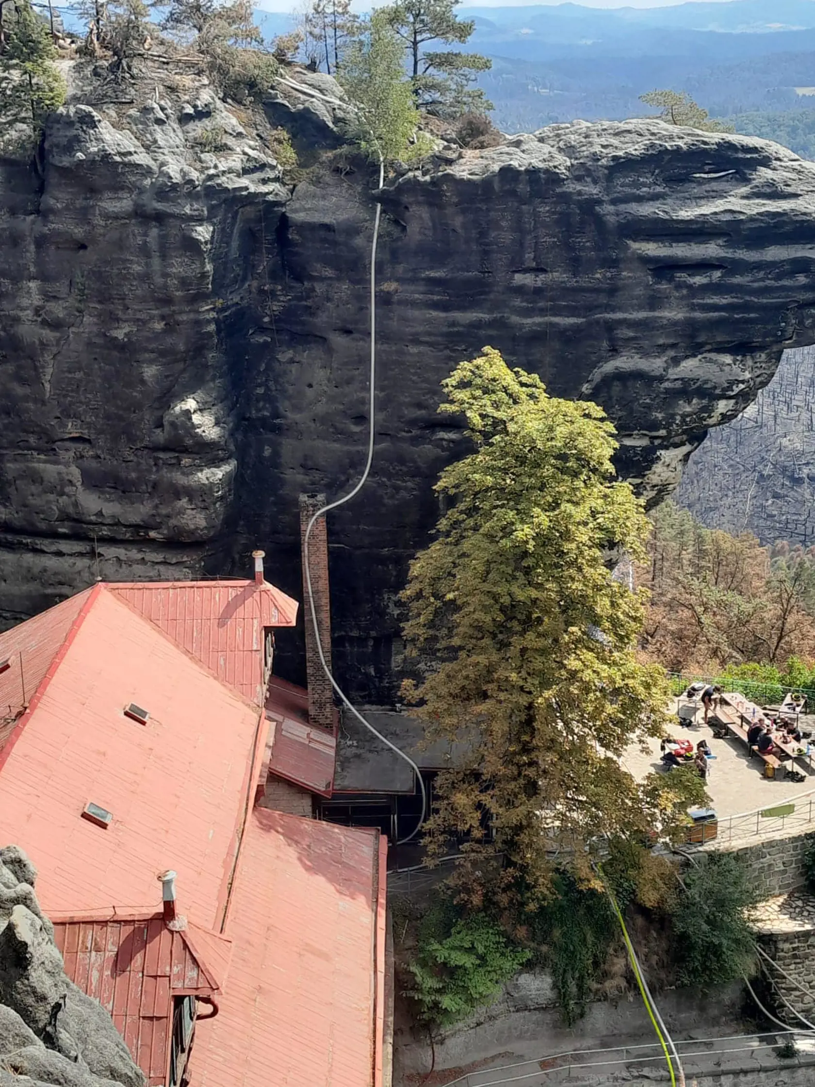 Slovenským hasičom sa v stredu (10. 8.) podaril výsadok z vrtuľníka do nedostupného terénu v Českom Švajčiarsku. Bol nevyhnutný na doplnenie hadíc a čerpadla, ktoré na hrebeň nebolo možné priviezť kolesovou technikou a ručné vynášanie by bolo náročné.