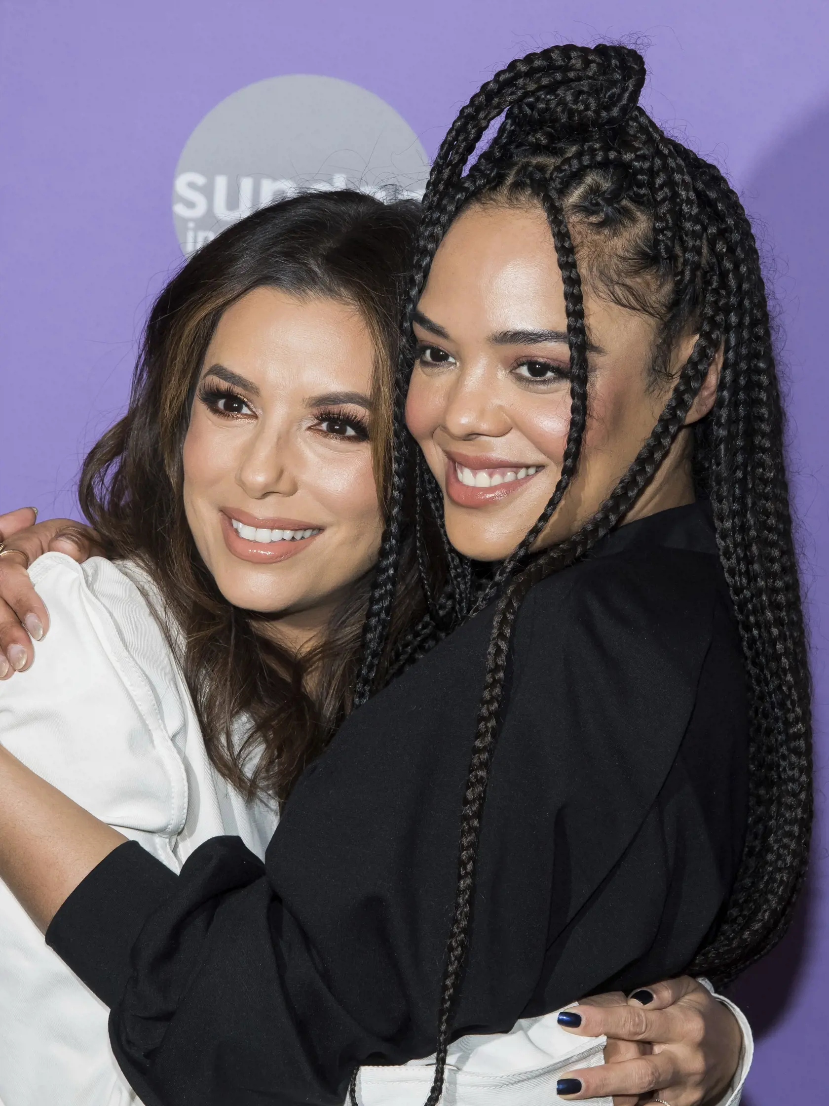 EBE 40 Park City - Na snímke zľava americké herečky Eva Longoria (postava Carmen) a Tessa Thompsonová (postava Sylvie) prichádzajú na premiéru drámy Sylvie's Love v rámci festivalu nezávislého filmu Sundance Film Festival v americkom  Park City 27. januára 2020. FOTO TASR/AP
Eva Longoria, left, and Tessa Thompson attend the premiere of "Sylvie's Love" at the Eccles Theatre during the 2020 Sundance Film Festival on Monday, Jan. 27, 2020, in Park City, Utah. (Photo by Charles Sykes/Invision/AP)