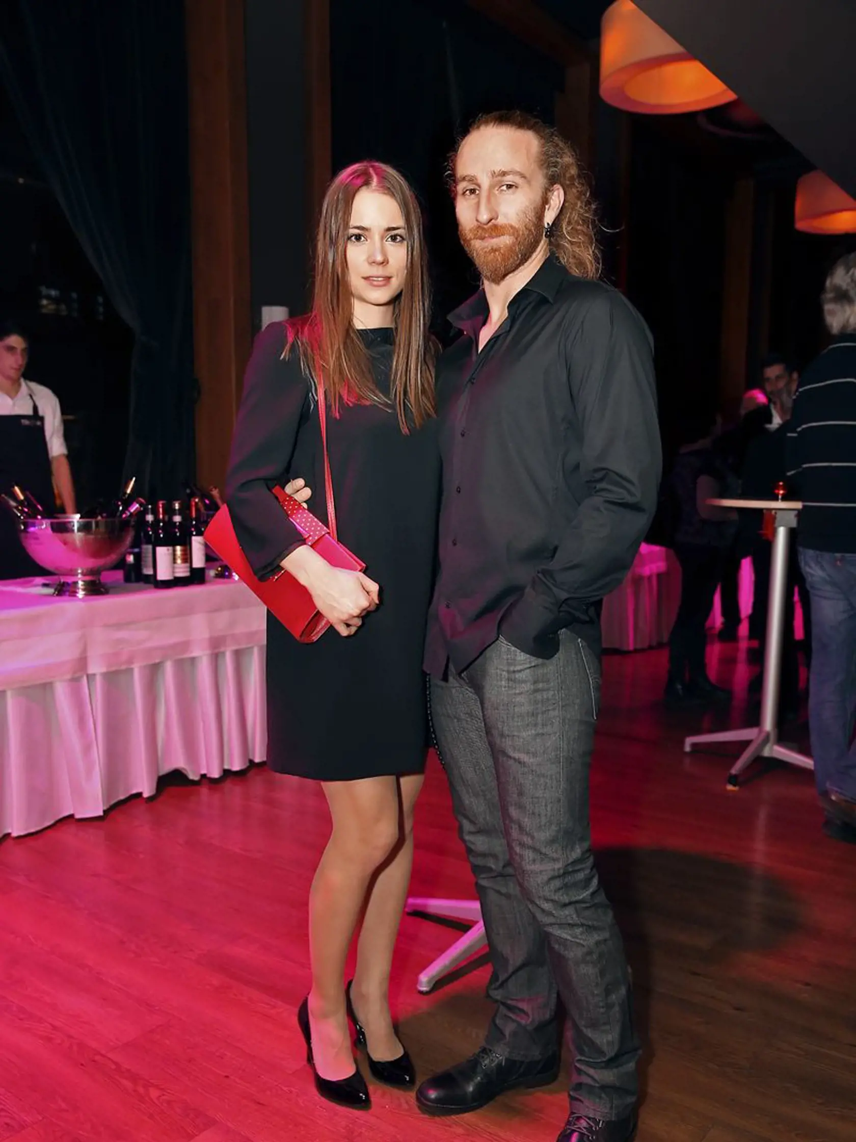 Gabika Marcinková si berie speváka skupiny Heľenine oči.