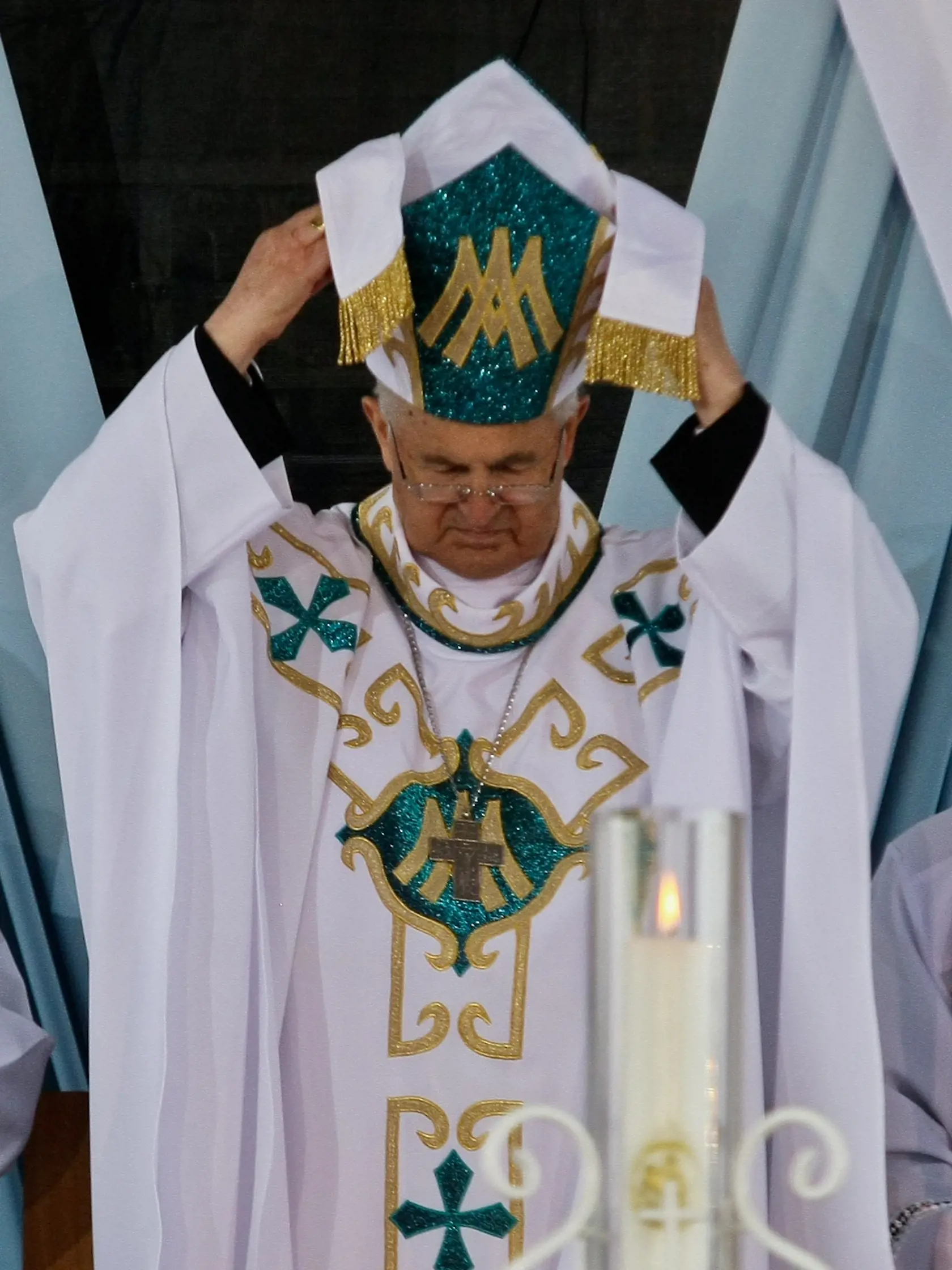 Po rozlúčke v Ríme prepravia pozostatky zosnulého kardinála slovenským vládnym lietadlom do Bratislavy. V piatok a v sobotu budú vystavené na verejnú úctu v Katedrále sv. Martina, v nedeľu a v pondelok v Katedrále sv. Alžbety v Košiciach. Omša s pohrebnými obradmi bude v utorok 16. augusta o 11.00 h. Hlavným celebrantom bude emeritný pražský arcibiskup kardinál Dominik Duka.