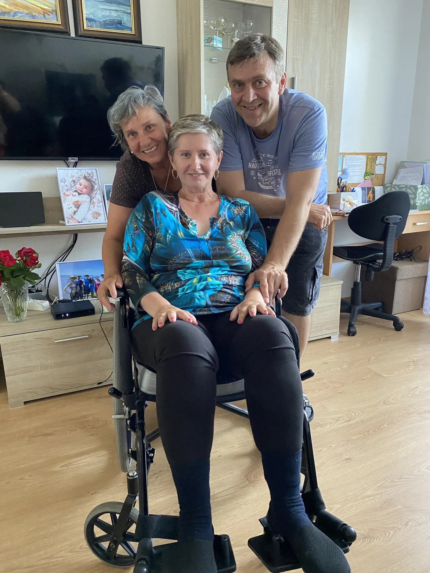 Ivetka (55) s asistentkou Majkou (58) a manželom Petrom (56).