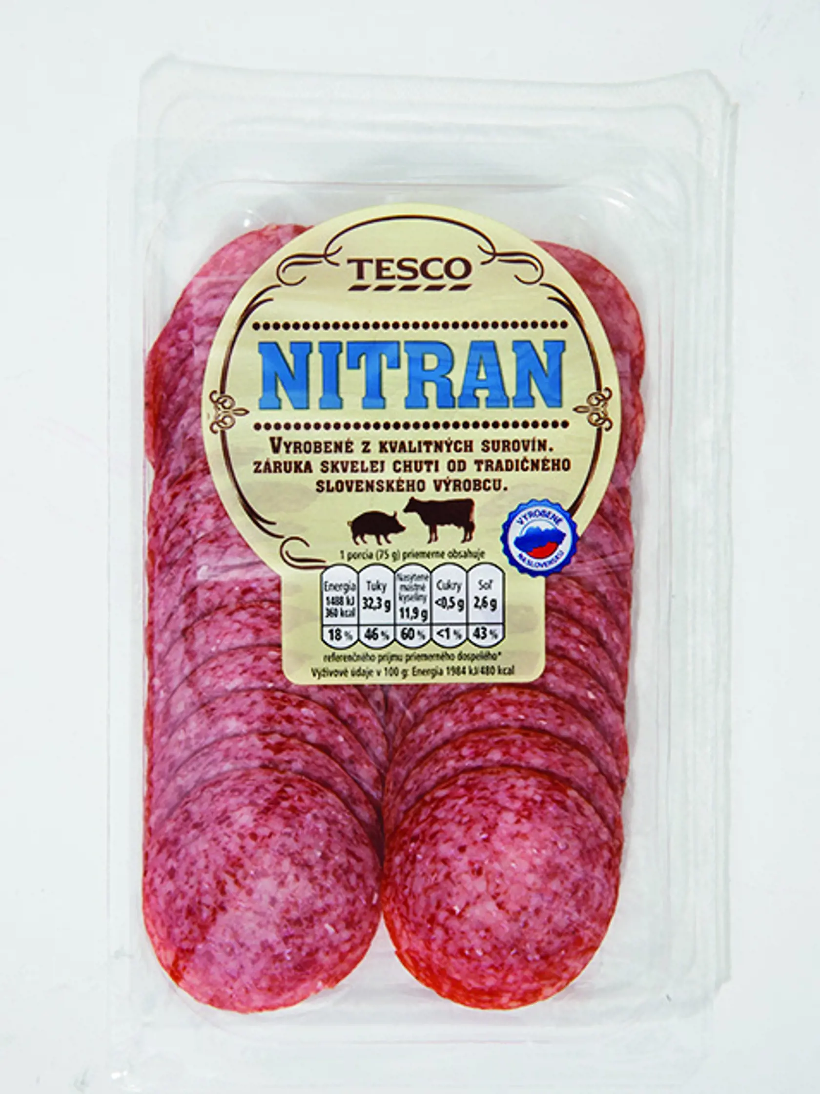 Nitran
Tesco, 75 g
Predáva/ Tesco Krajina pôvodu/ Slovensko
Zloženie/ bravčové mäso, bravčová slanina, hovädzie mäso, jedlá soľ, repný cukor, dextróza, čierne korenie, zvýrazňovač chuti E 621, bravčová bielkovina, antioxidanty E 316, E 300; extrakty korenín, arómy, farbivo E 120, štartovacia kultúra, konzervačná látka E 250 
Podiel mäsa/ 132 g na 100 g salámy
Energia v 100 g/ 1 984 kJ Bielkoviny/ 20,5 g Sacharidy/ 2,3 g Tuky/ 43,1 g Soľ/ 3,4 g
Redakcia hodnotí: Najsvetlejšia a najmäkšia sa