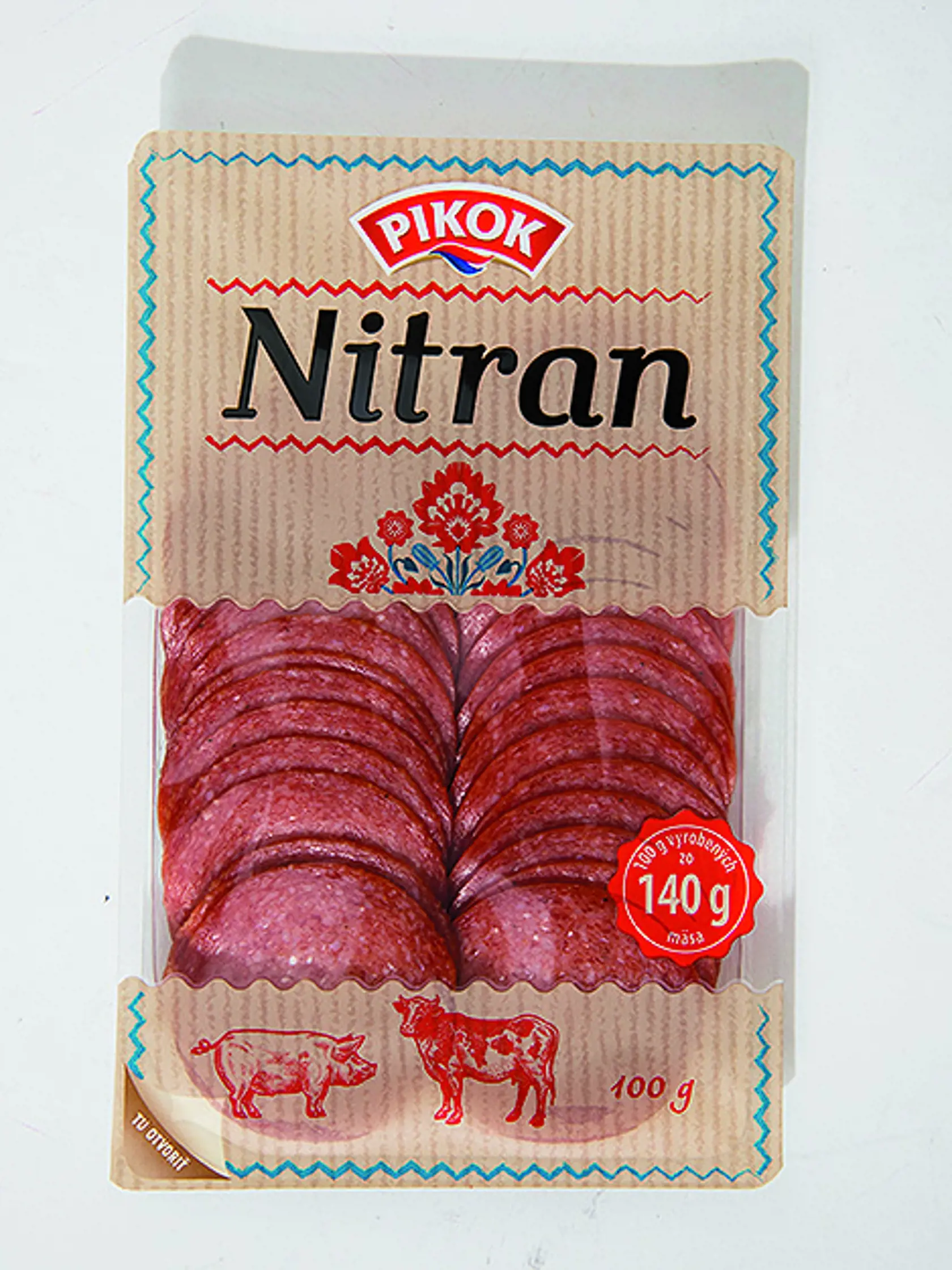 
Top! Víťaz
Nitran
Pikok, 100 g
Predáva/ Lidl Krajina pôvodu/ Slovensko
Zloženie/ bravčové mäso, bravčová slanina, hovädzie mäso, jedlá soľ, dextróza, sušený glukózový sirup, koreniny, extrakt z červenej repy, antioxidant: erytorban sodný, farbivo: karmíny, štartovacia kultúra, konzervačná látka: dusitan sodný
Podiel mäsa/ 140 g na 100 g salámy
Energia v 100 g/ 2 154 kJ Bielkoviny/ 19,6 g Sacharidy/ 3 g Tuky/ 47,9 g Soľ/ 3,64 g
Redakcia hodnotí: Najtuhšia saláma s peknou mäsovou farbou m