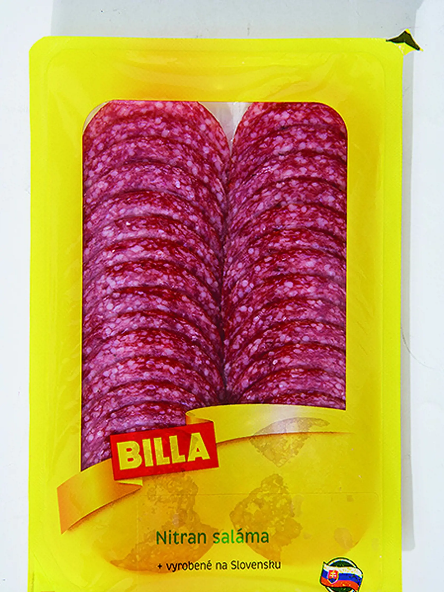 
Nitran saláma
Billa, 75 g
Predáva/ Billa Krajina pôvodu/ Slovensko
Zloženie/ bravčové mäso, hovädzie mäso, bravčová slanina, jedlá soľ, koreniny a extrakty korenín, hroznový cukor, dextróza, cesnak, konzervačná látka E 250, zvýrazňovač chuti E 621, antioxidant E 315, regulátor kyslosti E 575, bravčová bielkovina, farbivo E 120
Podiel mäsa/ 122 g na 100 g salámy
Energia v 100 g/ 1 847 kJ Bielkoviny/ 19 g Sacharidy/ 1 g Tuky/ 41 g Soľ/ 2,9 g
Redakcia hodnotí: Stredne tuhá saláma má príjemn