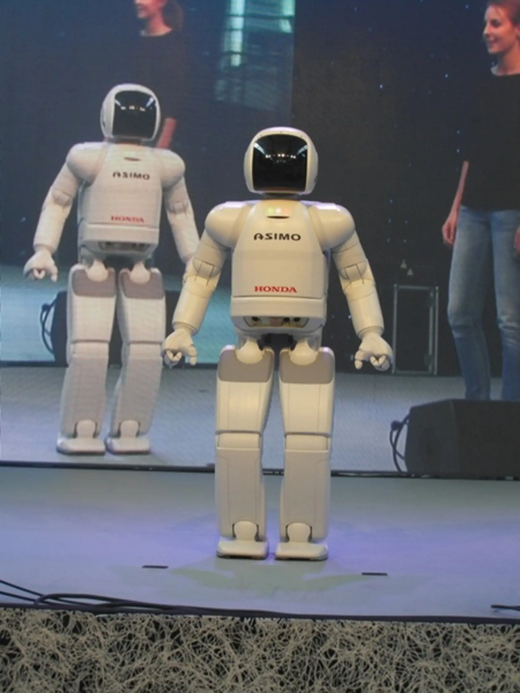 Zaujal každého! Inteligentný robot ASIMO sa predviedol na festivale Noc výskumníkov v Bratislave.