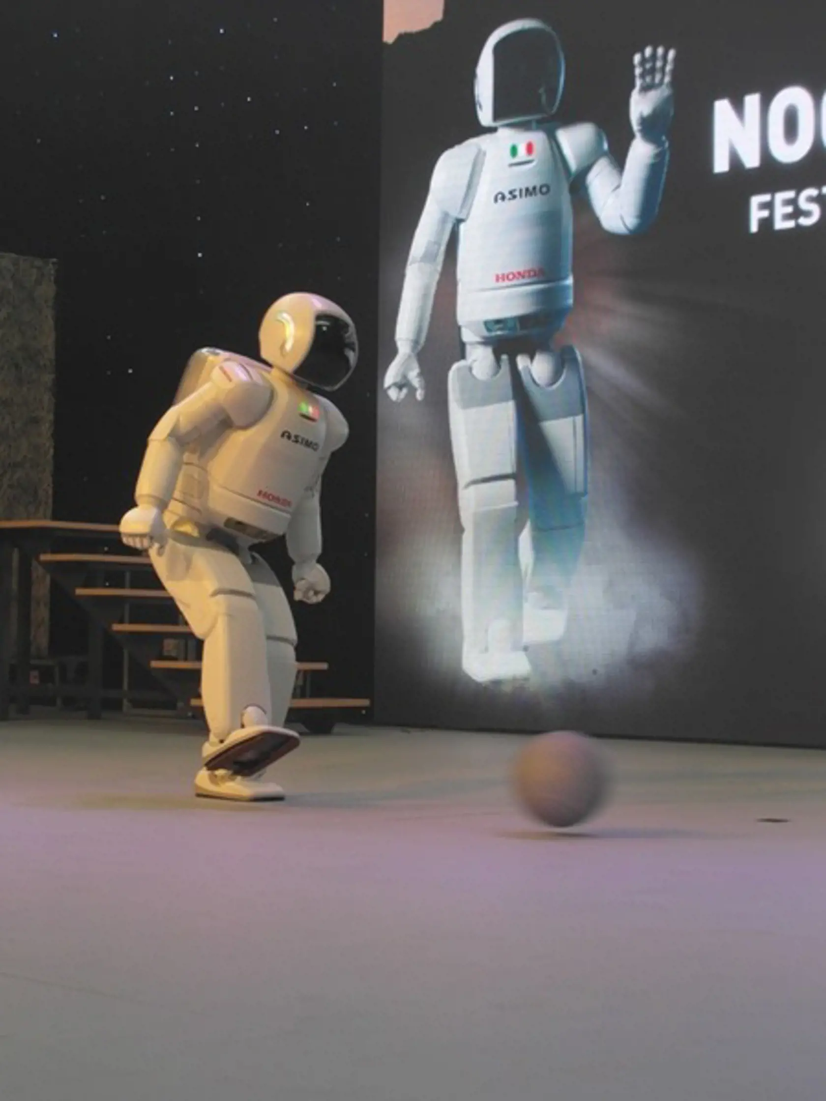 Zaujal každého! Inteligentný robot ASIMO sa predviedol na festivale Noc výskumníkov v Bratislave.