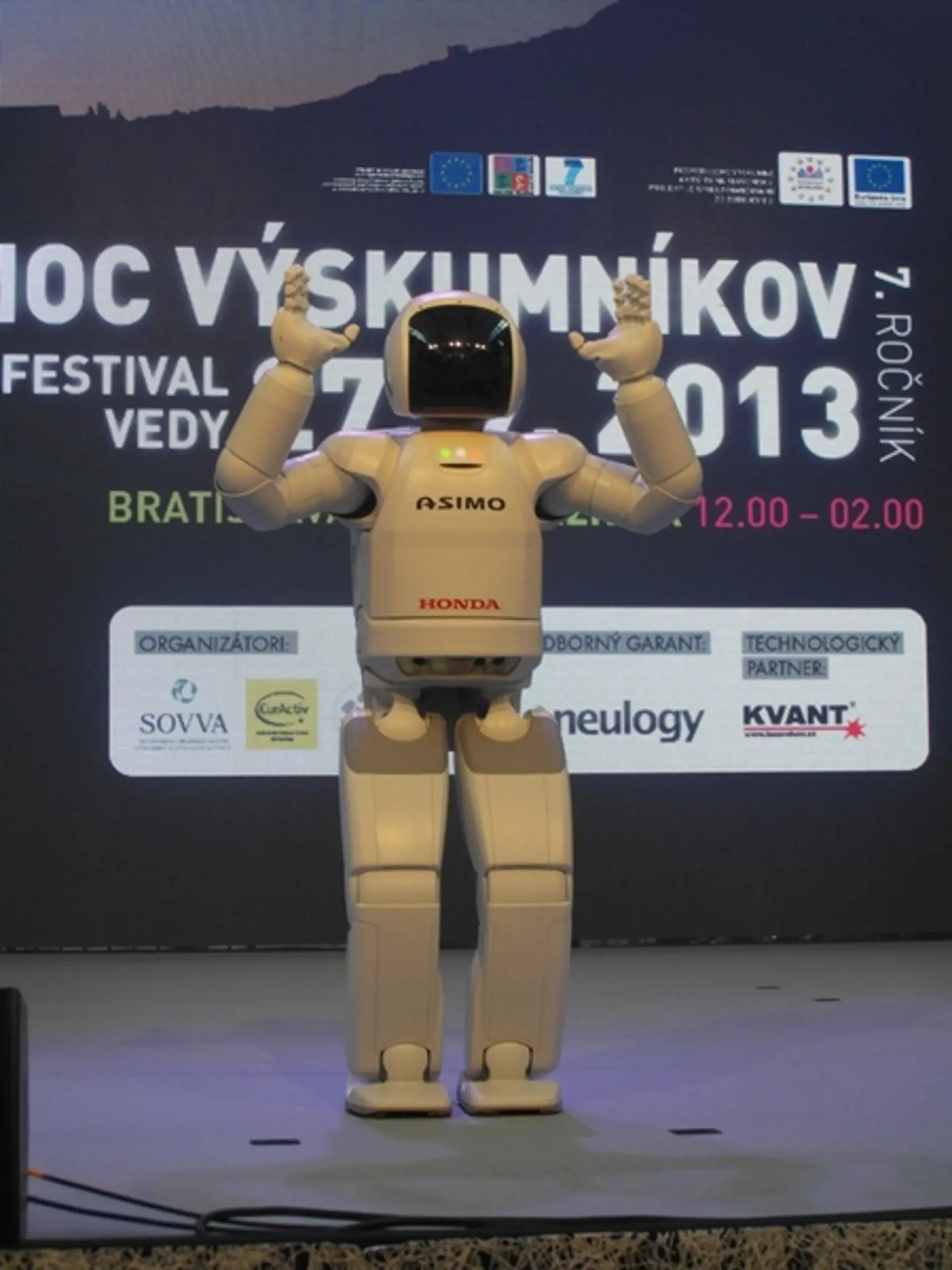 Zaujal každého! Inteligentný robot ASIMO sa predviedol na festivale Noc výskumníkov v Bratislave.
