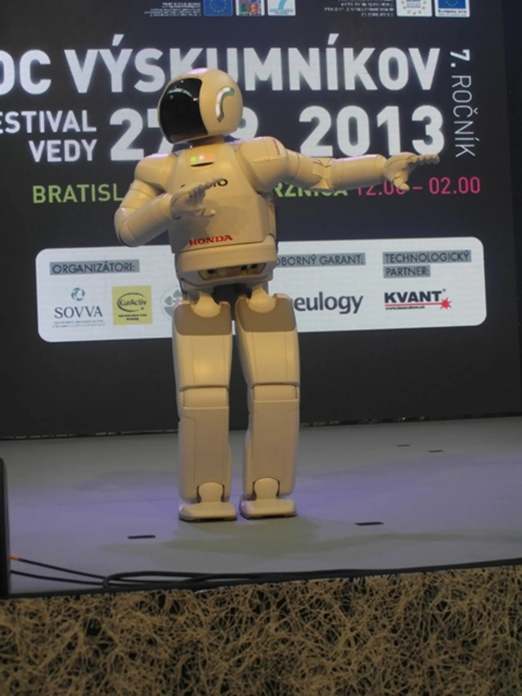 Zaujal každého! Inteligentný robot ASIMO sa predviedol na festivale Noc výskumníkov v Bratislave.